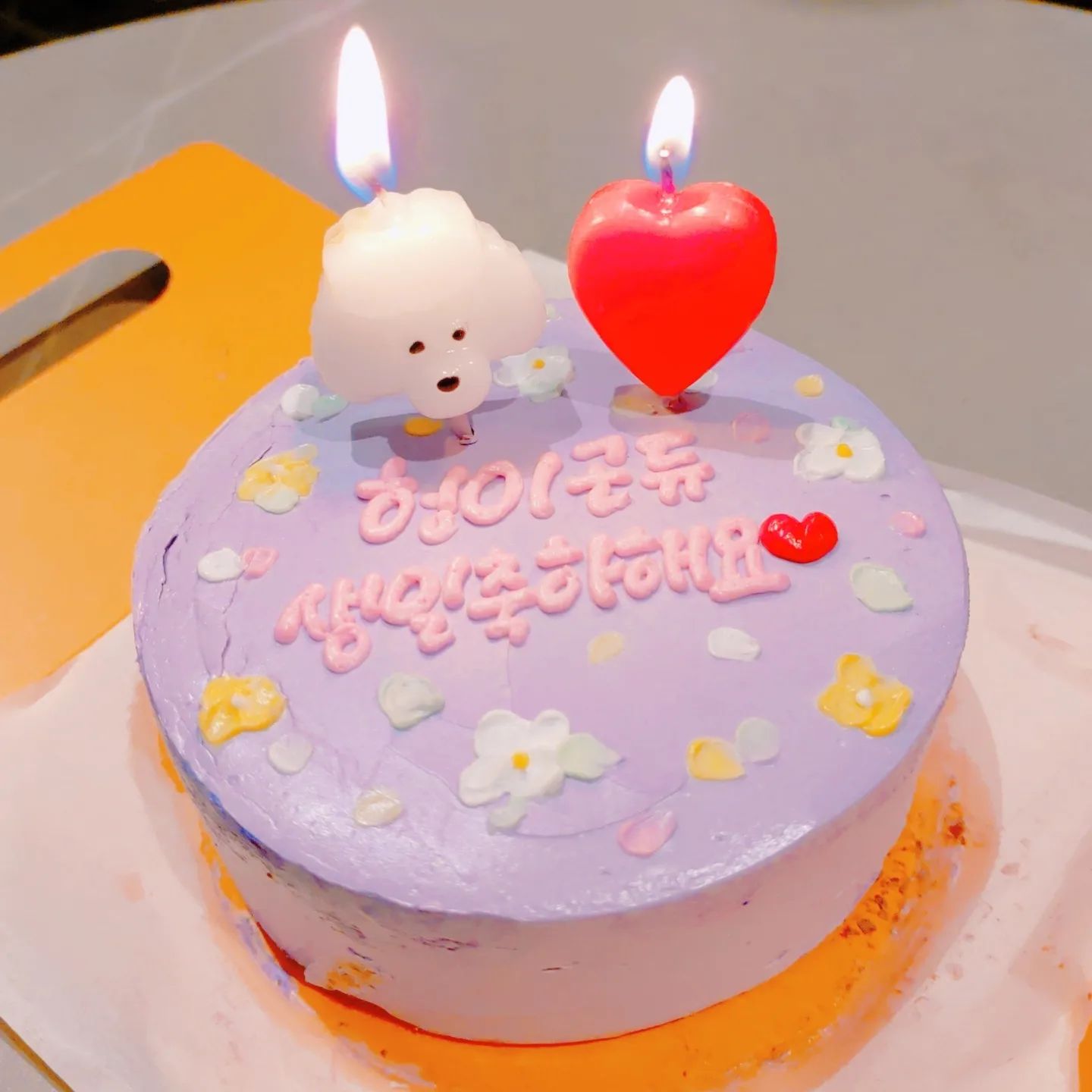 #데이트기록
#생일

그간 바빠서 
거의 한달만에 만난 우리💚💜

한달 전 마지막 데이트가 연두생일파티였는데,
 
한달만에 만나서는 바로 보라생일데이트🤭

연두 5월말 
피망,보라 6월초 생일이라
3연속 생일피드라니...🎂

연두가 
제가 좋아하는 보라색에
올해는 연초부터 바빠서 
같이 꽃놀이 한번을 못간게 
마음에 걸렸다며 
꽃잎이 그려진 예쁜 케이크를 준비해줬어요🌸🌸

심지어 한달 전에 이미 생일선물로
향수 서로  골라주고 서로 주고 받았는데,

곧 있을 친구와의 해외여행에서 
맛있는 것 사먹으라고 
용돈 두둑히 담긴 봉투 까지
주신 연두좌..💵💚 쵝오❣️

식사는 이쯤 되면 생일메뉴 고정인가..ㅎ 또 아웃백🥩
연두가 배고프다며 많이 시키자고 해서
커플세트에 파스타 하나를 더시켰더니..
저녁까지 배가 안고파서 
저녁도 못먹었어요..ㅋㅋㅋㅋ 

마지막은 아트박스 구경하다가 
연두가 피망이랑 똑같다고 보여준 거울..^^
못생겼는데 넘 닮았어....큐ㅠㅠㅋ

이제 드뎌 시간 여유가 생겨서 
다시 데이트도 인스타도 잘 해볼 예정이에요 자주 자주 만나요💚💜