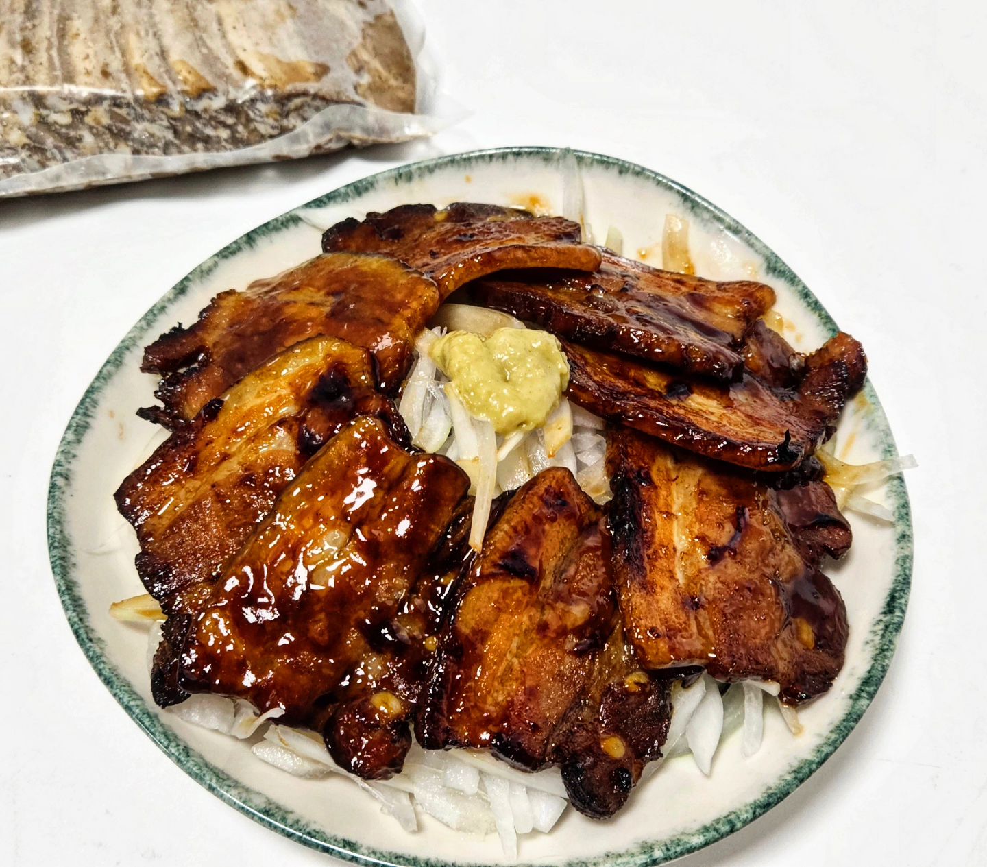 #협찬 다미연 차슈

👉 진짜 삼겹으로 제대로 만들어 더 맛난
  10인분 대용량 다미연 차슈

하나 쟁여 놓으니 라면 먹을때 토핑으로 🍜
매운라면, 비빔라면, 국물라면 다 꿀조합!
밥 반찬 없을때는 덮밥으로 먹기 좋은 차슈

✔️ 삼겹을 직접 간장양념에 삶아 만든 제품
 
이미 익혀서 나온 제품이라 데우기만 하고
먹으면되니깐 넘나 편하다는거 😋

🛒 구매처 네이버 스토어 다미연 

#차슈 #차슈덮밥 #집밥스타그램 #간단요리 #요리스타그램 #대용량 #foodstagram #집밥 #저녁메뉴