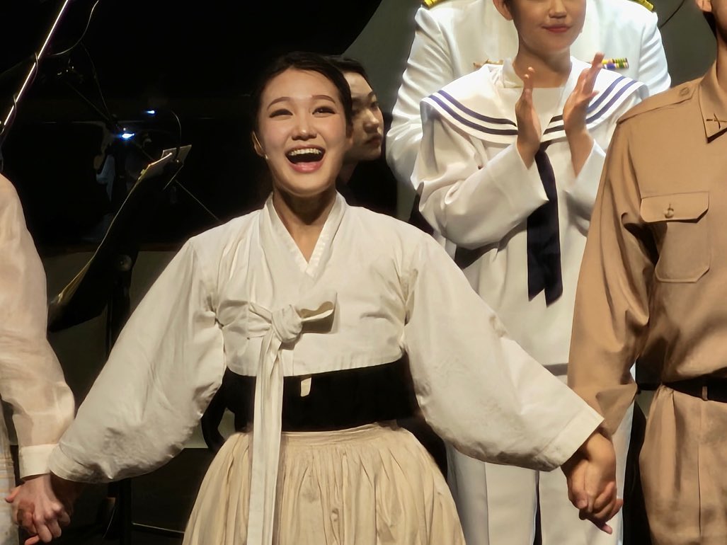 9/25-26 뮤지컬오페라 <PC-701>
운항 종료🚢🌊

저는 무대 설 때 가장 행복합니다.

정말 많은 고민을 꾹꾹 눌러 담고서야 무대를 밟을 수 있었습니다. 이번 공연을 준비하는 동안, 무거운 책임감이 함께하면서도 가슴에 깊은 감사함이 밀려왔습니다.
유관순으로, 김영희로, 또 여러 모습의 앙상블로서 노래하고 연기할 수 있는 그 순간순간들이 정말 기쁘고 행복했습니다.

‘PC-701’ 이라는 공연이 올라가기 위해 힘써주신 감독님들부터 함께 열심히 준비한 배우분들, 오케스트라, 스탭분들, 그리고 귀한 자리 함께해주신 관객분들까지…
감사한 모든 분들 덕분에 더 잊지 못할 순간으로 기억에 남을 것 같습니다.

앞으로 더 멋진 모습 보여드릴 수 있도록 더욱더 노력하고 정진하는 배우가 되겠습니다!

#뮤지컬 #오페라 #뮤지컬오페라 #PC701 musical_pc701