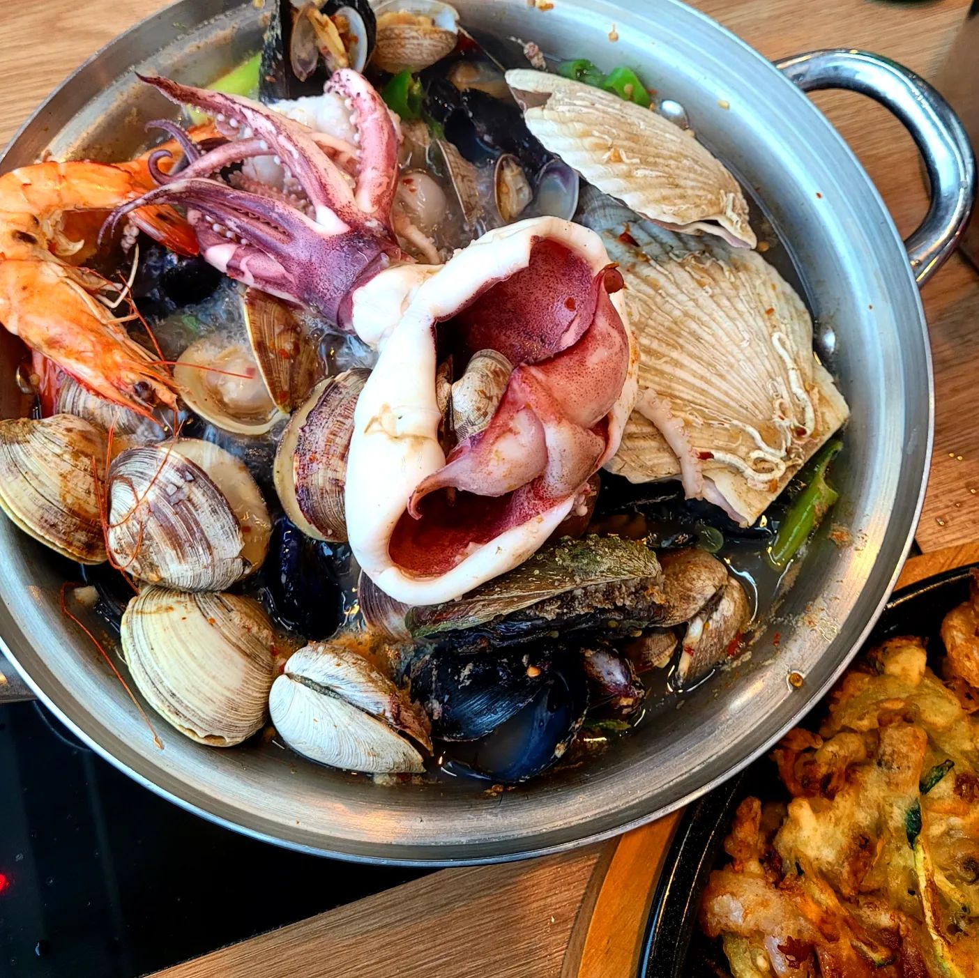 쌀쌀한 날씨에 해물칼국수&해물파전
정말 듬뿍 가득 해물 파티ෆ
해물칼국수 얼큰 버전도 있지만 맵찔이는 기본으로!!
해물이 많아 선 해물 후 면사리 추가해먹는 방식이에요

 🍴 박승광해물칼국수 🍴
📍위치 : 경기 고양시 덕양구 흥도로 442 1층
⁂ OPEN : 10:00~21:00 /라스트 오더 20:30
(휴무❌)
[시간 네이버 참고해주세요]