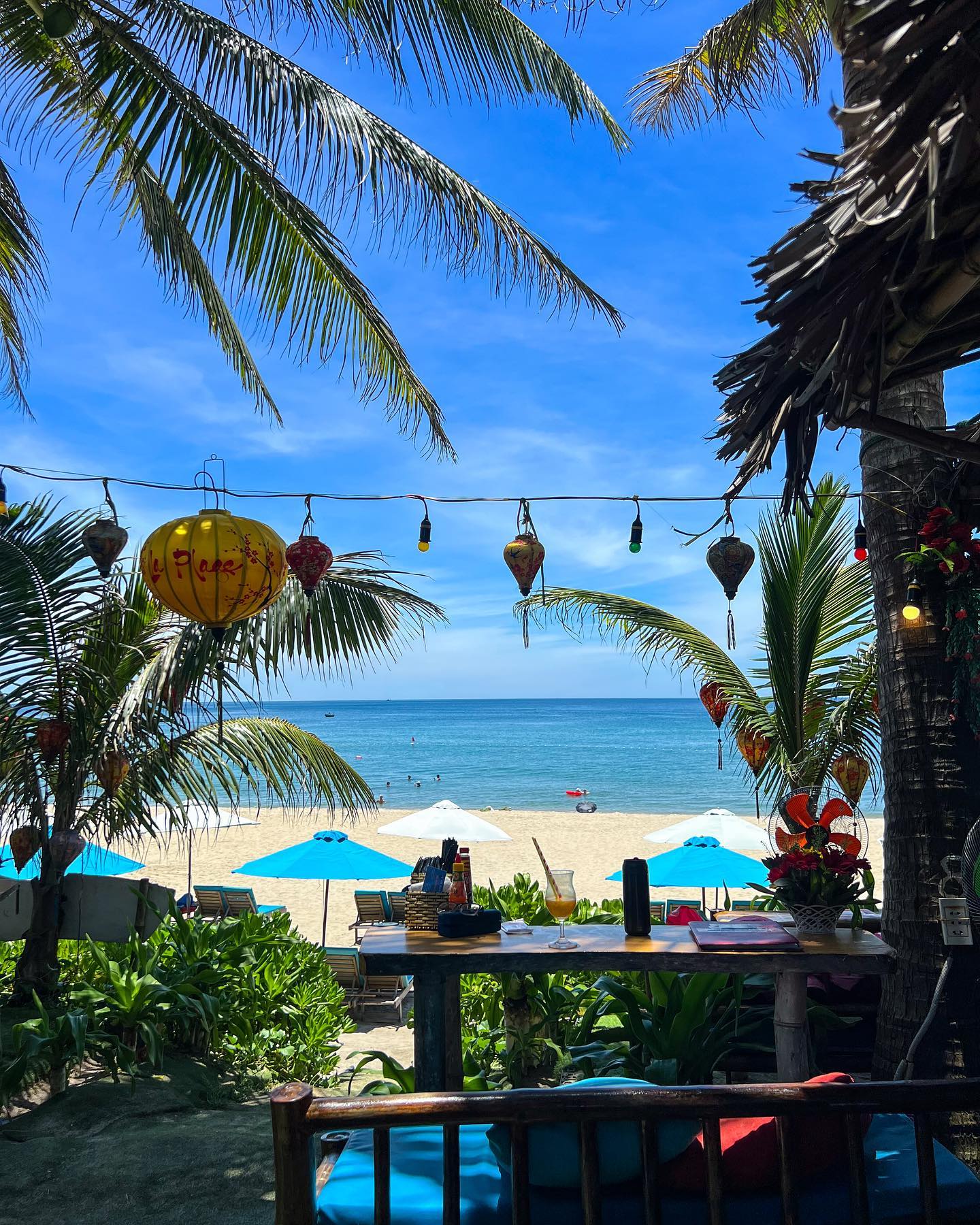 호이안 안방비치에서 여유롭게 맥주 한 잔🍺
여기도 너무 더운지 해뱐에 사람이 없다🏝️
크레이피시도 비싸고, 해변도 동해보다 별로고,, 베트남 바다는 아쉽다 🥵

#호이안 #호이안여행 #베트남여행 #여행에미치다 #hoian #hoianvietnam #veitnam #안방비치