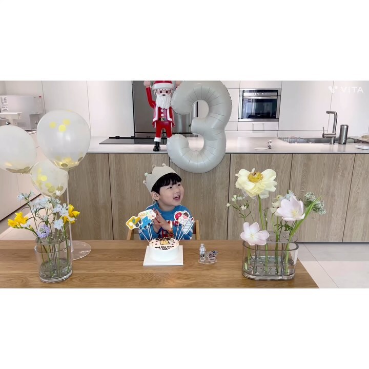 _
설정원 세 번째 생일을 축하해 💛
_
세돌인데 4살이고 어린이집은 만2세반 🙃 자기는 4살인데 왜 풍선은 숫자 3이냐고 물어보던 설정원 🫢 예리한데?
_
케이크 위의 자동차 그림을 보자마자 넘 행복해하던 36개월 아기. 작년과 달라진 점이 있다면 케이크를 자르지 말고 젓가락 달라고 요청하더니 하트부터 먹네.
_
오늘 생일파티도 잘하고 오길 🙌🏻
_
_
#정주부 #주말 #아이생일파티 #홈파티