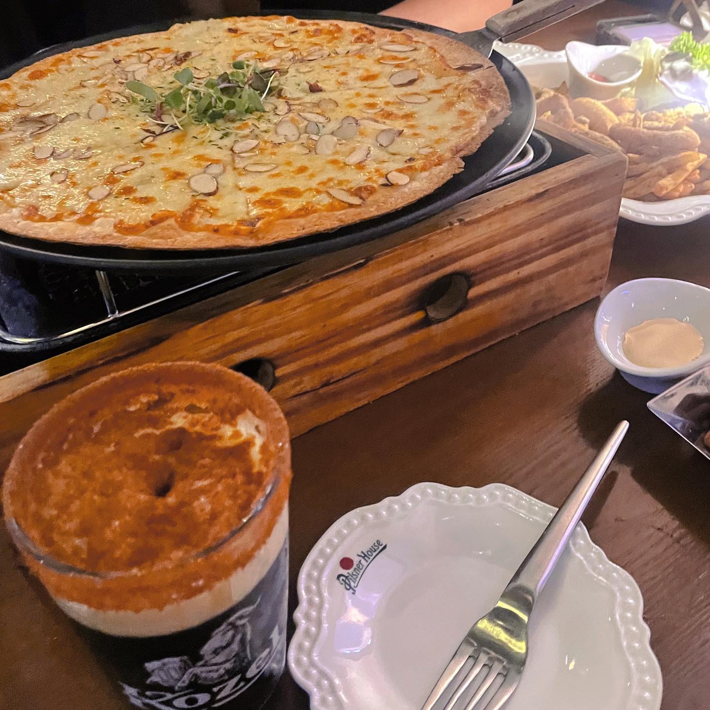 다이어트..(?!) 13일차

그 동안 많은 일들이 있어따..
먹고 싶었던 진시황감자탕도 먹었고..(등등)🥲
임플란트 때무네 죽을 한끼 먹고 너무 허 해서
다요투 피자^^를 돌려서 꺼냈는데 너무 돌렸나부다..10..r

요거트도 만들어서 집에 있던 과일이랑 머구니까 꿀맛><
필받아서 그릭요거트도 오늘 만드러따!!
변비 심한뎅 요거트 효과인가?!🤭

엄청난 먹방을 해버리고 찍었던 63.3kg..ㅎㅎ
이틀 정도 다시 다요트 시작 했더니 오늘 아침 몸무게 61.3
50키로 대는 언제 갈 수 있는거죠..?
임플랑투땜에 자전거도 못타는데 열땜에?! 하지 말라구함ㅠ

자전거 못타니까 오늘 저녁은 양꼬치 먹으러 갈거임 아몰랑~
 다욭 포기 한고 아니에오..!!^^🔥