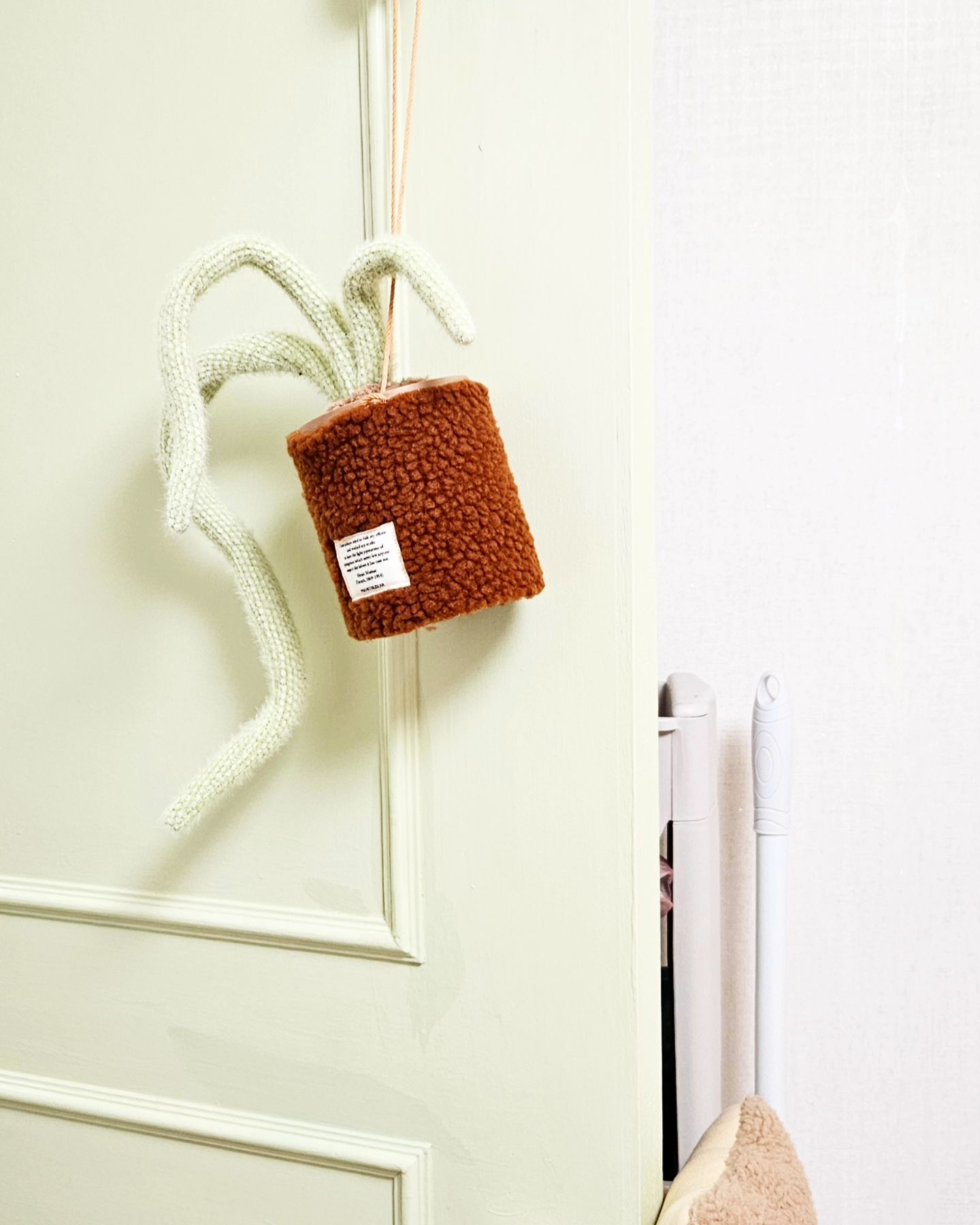 💚 hellopochette 
#원숭이꼬리선인장 #패브릭식물 #패브릭행잉 
오직 #인테리어용 으로 구매한 요 아이🌵 
#🪴 실물이 훨씬 이쁜데요?? 수작업이라 오래 걸려서 받았는데
크리스마스 선물인냥 받아서 기분좋네요💛 #인테리어소품 
#탁상식물  #식물  못키워도 요건 괜차늠