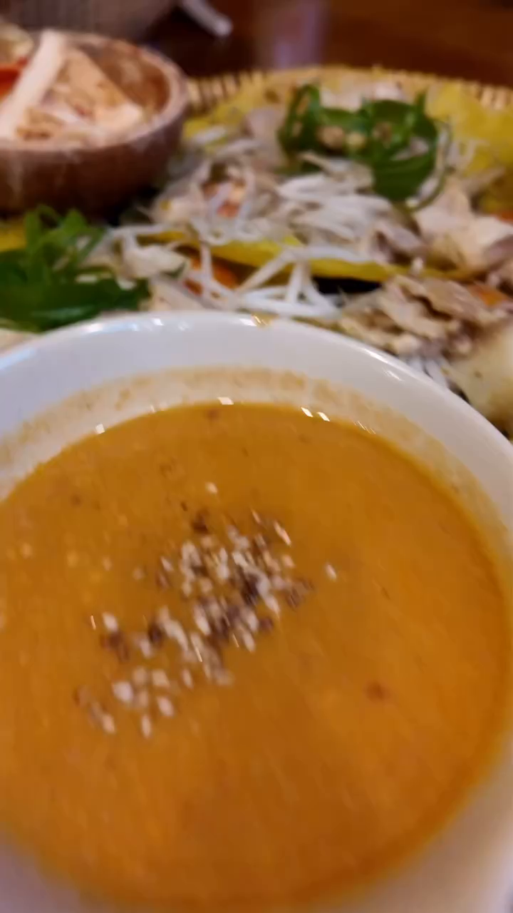 금강산도 식후경이라는데…
너무 배고파서 현기증 날 
갔던 반쎄오 맛도리집

📍벱꾸온 Bếp Cuốn Đà Nẵng

개인적으로 반쎄오는 꼭 하나 드세요🫶🏻

📸 djiglobal #djipocket3 

#danang #photography #viedo
#danangtravel #다낭여행중 #다낭맛집