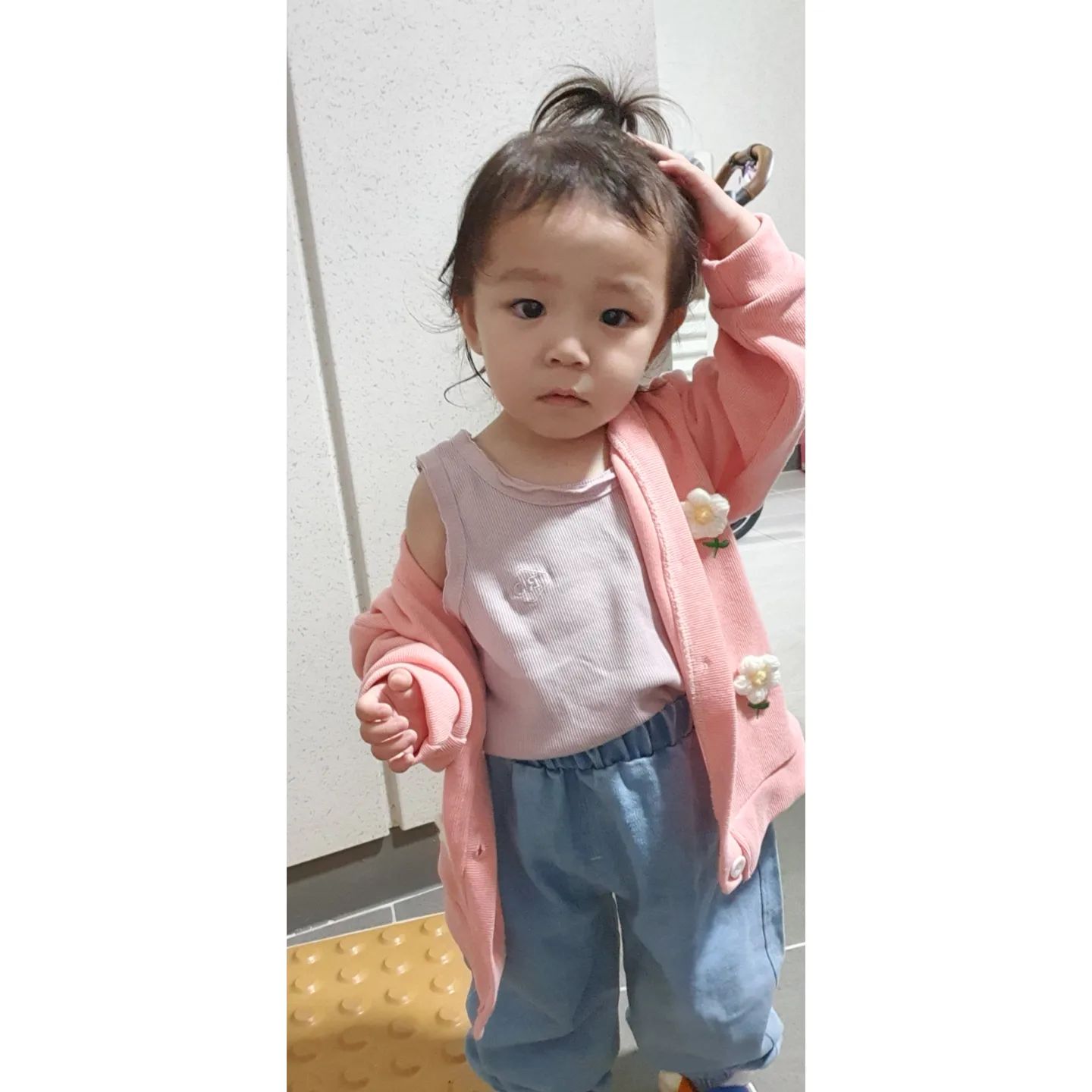 비오는날은 꾸안꾸지💕
#아침전쟁 너무 힘들지만
윙크한방에 사르르😍

#아기ootd #꾸안꾸 #아기패피 #아기패션 #아기여름코디 #아기가을룩 #딸랑구옷입히는재미 #아기모델

#육아소통환영 #육아스타그램 #아기스타그램 #육아일상 #육아그램 #맘스타그램 #육아소통 #육아소통맞팔