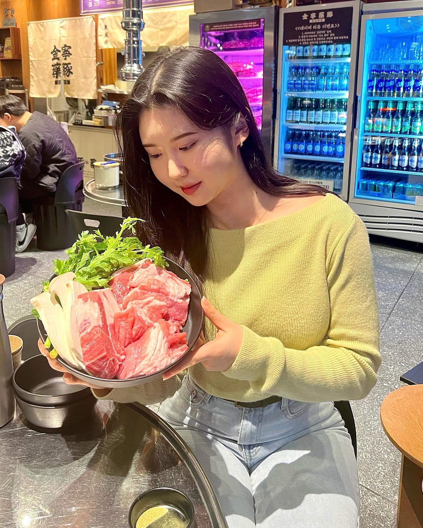 #협찬 gimnyeongyakdon 김녕약돈🥩

전주 신시가지에 위치한 흑돼지 맛집! 김녕약돈에 다녀 왔어요
방문 했을때 사장님이랑 직원분들이 다 친절하게 안내 해주고 
매장 내부가 깨끗해서 마음에 들었어요☺️

저는 숙성육모둠한근 600g 을 주문 했어요! 
제주 흑돼지 난축맛돈 근고기와 생갈비가 같이 나오는 메뉴 였어요
고기는 직원분이 앞에서 숯불에 구워주시는데 설명도 친절하게 해주시고 고기도 먹기 좋게 잘라서 접시에 담아 주셨어요! 

처음에 소금만 찍어서 먹었는데 고기가 너무 부드럽고 맛있었어요❣️👍
곁들여 먹을 소스와 반찬들이 많아서 질리지 않고 맛있게 먹을 수 있었어요☺️
김녕약돈 반찬들은 국내산 김치 국내산 식재료로 만들어서 더 맛있었던거 같아요! 

계란찜이랑 김치찌개도 같이 나오는데 김치찌개는 고기가 가득하고 밥이랑 먹기 좋았어요👍

전주에서 흑돼지 맛집 찾으시는 분들! 여기 김녕약돈 추천드려요❣️

📍전북 전주시 완산구 석산1길 18 102호 김녕약돈
⏰ 월~일 16:00-23:00 (22:00 라스트오더)
🚗주차 가능⭕️

#전주신시가지맛집 #전주생갈비맛집 #전주신시가지고깃집 #전주김치찌개맛집 #전주맛집 #전주고기맛집 #고기맛집 #전주신시가지 #흑돼지 #흑돼지맛집 #맛집추천 #주말 #데이트코스 #맛집 #리뷰노트