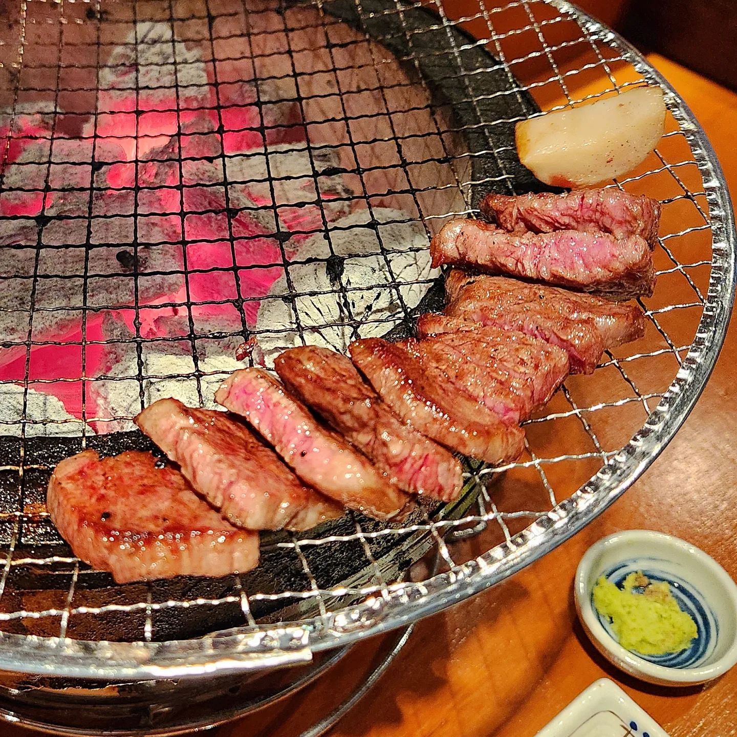 #협찬 #우시야  ❛ ڡ ❛ 
#성수동맛집

✔️우시야코스 C 1인 ₩59.0

엄마랑 #성수동데이트 갔다가 합리적인 가격으로 한우 코스요리를 즐길 수 있는 #우시야 에 방문했어용◡̈💕

C코스는 우설, 고기3종, 차돌, 꼬리구이, 내장, 식사(밥, 찌개), 디저트 로 구성되어 있고, 고기 3종으로는 채끝살, 부채살, 업진살이 나왔어요❤️

우설은 처음 먹어봤는데 쫄깃한 식감의 우설 구이를 폰즈소스에 찍어먹으니까 너무 맛있더라구요!
사실 먹기 전엔 소 혀라고 해서 막 끌리진 않았는데 한입 먹자마자 단품메뉴 추가할까 고민하게 만드는 맛><ㅋㅋ
채끝살, 부채살, 업진살은 흔히 먹는 부위지만 우시야에서 먹음 다릅니다!!
고기퀄 자체가 너무 좋은데다 전문가가 정성스레 구워주셔서 그런지 입에 넣자마자 정말 사르르 녹는 너낌ㅠㅠ
제 최애 부위는 고소하고 부드러운 맛이 극강이었던 업진살이었는데 와사비만 톡 올려서 먹어도 쫀맛!!😖

그리고 채끝살 두 점은 데리야끼 소스에 푹 담군 후 가지와 함께 구워서 내어주셨는데 감칠맛이 미쳐벌여요!
갑자기 산뜻한 알코올이 땡겨서 하이볼 한잔 시켰는데 하이볼도 너무 마시썽...첨부터 시켜서 같이 드세욥 ㅋㅋ
 
고소함이 확 느껴졌던 차돌박이와 단짠한 소스가 발라져있어서 갈비 먹는 느낌이었던 꼬리구이, 쫠깃쫠깃한 식감이 넘 좋았던 특양까지 어느 것 하나 포기할 수 없는 맛이에요 ㅠㅠ 
식사로는 밥과 묵은지 찌개가 나오는데 배가 부르기도 하고 아무도 모르겠지만 제가 또 탄수화물을 자제하고 있어서 밥은 안 먹어야지 했는데 찌개 한 숟가락 먹어보고 밥 한공기 흡입..🙃
디저트로 나오는 매실청에 절인 방울토마토도 달달상큼하니 마무리로 딱이었어요 ㅎㅎ

다양한 부위의 질 좋은 소고기를 합리적인 가격에 먹을 수 있는 점 뿐만 아니라 분위기도 아늑하니 너무 좋아서 연인과 특별한 날 함께 가면 완전 칭찬받을 곳이니 메모 필수😎

#성수맛집 #성수동소고기 #성수동한우 #성수동고기집 #성수동회식 #성수동핫플 #성수동2가맛집 #스토리앤체험단 #스토리앤 #성수핫플 #데이트맛집