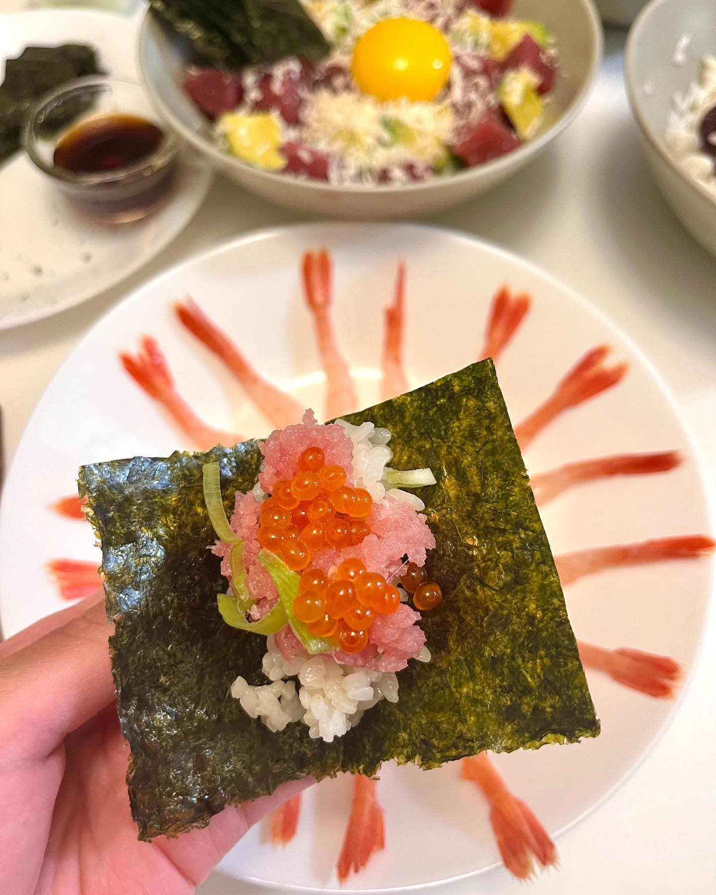 오랜만에 홈마카세 사진을 올리네요!
일주일에 한번은 먹었는데 요즘 사진을 잘 안찍게 되더라구요..그래도 샌디에고 여행후로 다시 사진을 열심히 찍고 있어욤!!😎 그나저나 한국은 아침인데 아침부터 비린내 피드 죄송합니당..🤣

#홈마카세 메뉴 #homakase 
- 네기토로(다진 참다랑어에 다진 파) Negitoro
- 마구로아보카도(아보카도, 마구로, 그라나파다노 치즈, 멘쯔유) Maguro Avocado
- 단새우니+김 Amaebi with uni

해산물 좋아하시는 분!! 집에서 손쉽게 해드세요><🩵