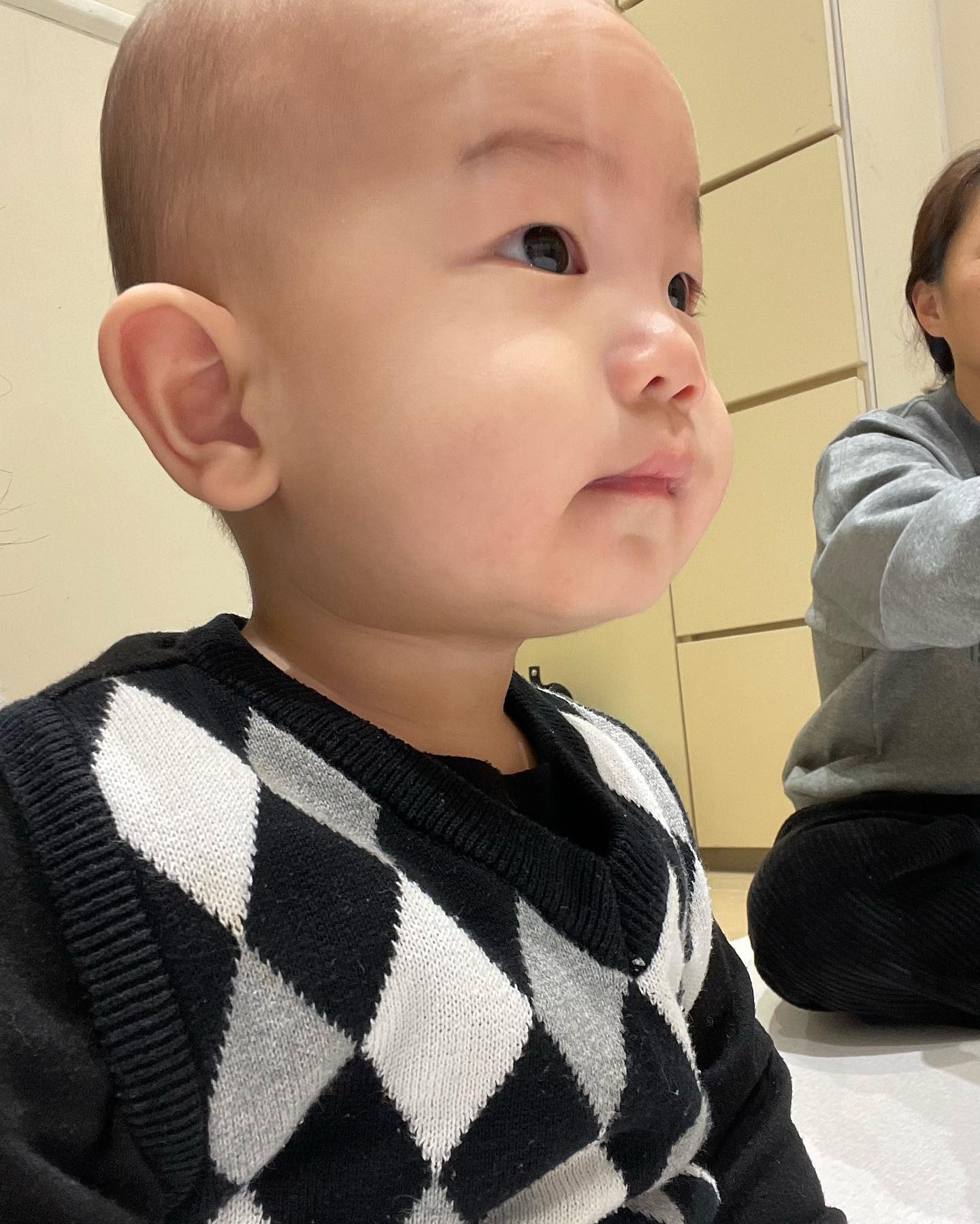 23.12.13
오예 신나는 유리드믹스😆
케이크를 쌓아보고 과일도 얹어보고 두들겨도 보았다 !
두들겨보라고 주신 봉을 먹기만 하는 찌우.
그래 지금은 그럴 때야☺️❤️