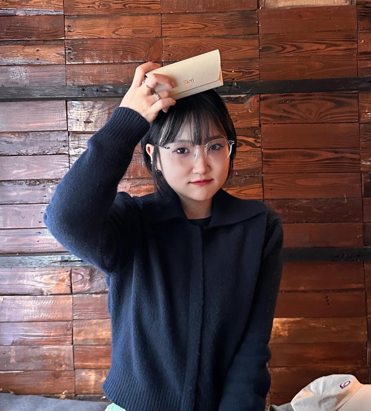 #광고 #리에티 rieti_eyewear
안경쓰고 사진 찍다가 안경쓴 걸 깜빡한 사람이 있다?
이렇게 가벼운 안경은.. 처음본다 이거에요….! 
왜냐..! 8g이니까…!

#썬구리맛집 리에티에서 깔끔하고❗️예쁘고❗️가벼운❗️
“ALETTA RT 3036” 안경을 제공받았습니다 :0
썬글라스가 예쁘면?  안경도 예쁘겠쥬?

일할 때, 공부할 때, 예쁜 옷에 포인트로도
너무 좋은 리에티 안경 추천해요✨
#리에티아이웨어 #선글라스 #리에티선글라스 #안경 #리에티안경