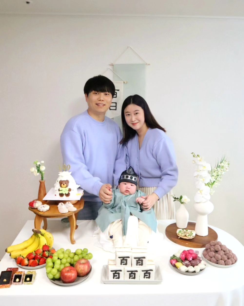 Baby..+95

벌써 100일.. 
아기때는 얼굴이 하루하루 달라진다는데,
부모 눈에는 처음이랑 달라진게 없어 보이네..ㅎㅎ

액운은 모두 날려버리고, 건강하고 똑똑하게 잘 자라라 하성아
아픈거 하나없이 잘 크고 있어줘서 고마워

아빠 엄마가 더 노력할게

사랑해 세상에 태어난지 100일 축하해 전하성