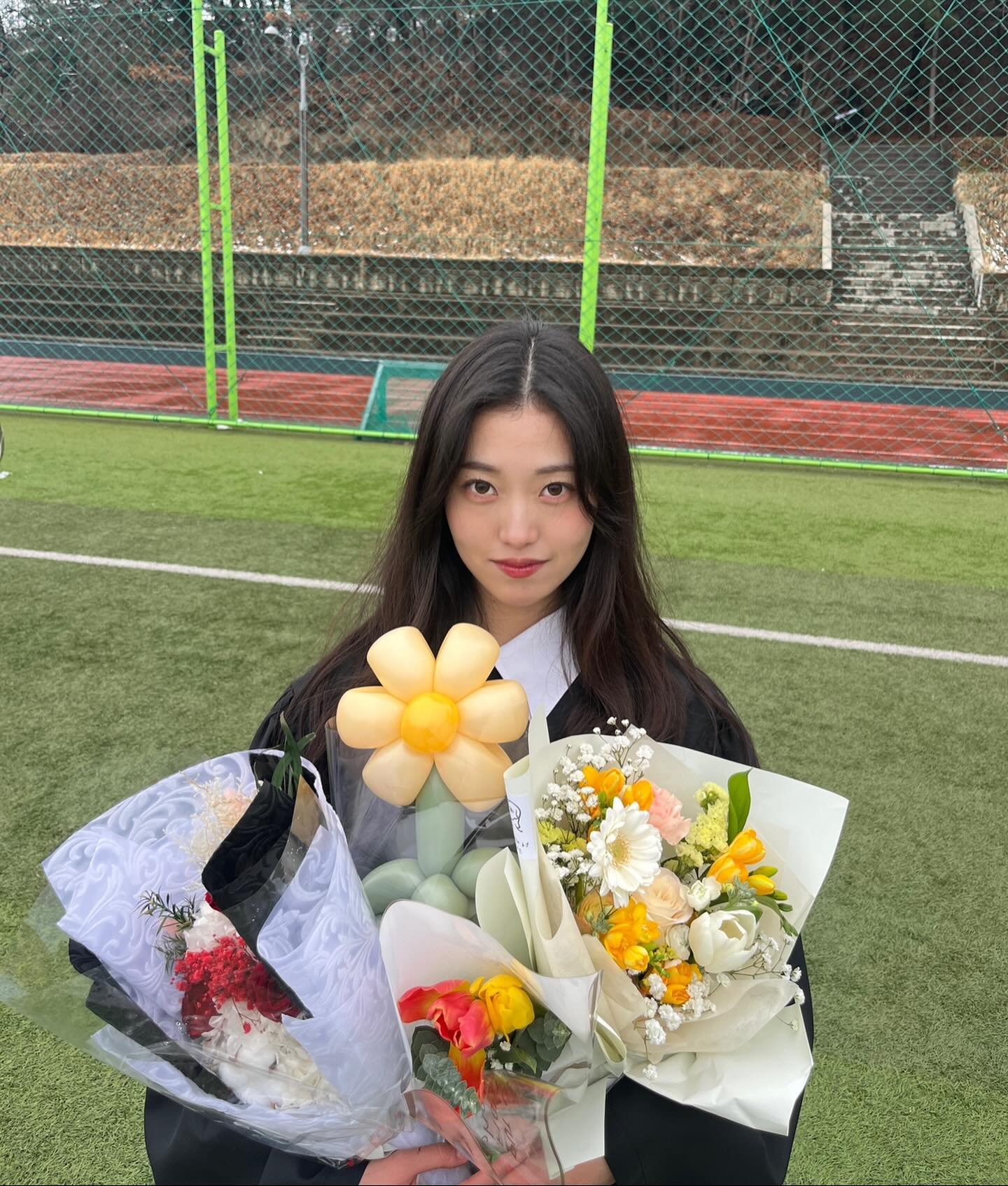 2024.02.22 🎓
우당탕탕 대학생활이 눈 깜짝할 사이에 끝이 났네요.
4년 동안 다니면서 행복해서 웃었던 날도 감당할 수 없어 펑펑 울었던 날도 많았지만 이젠 그 모든 순간이 다 추억이 될 것 같습니다.

예상하지 못했던 많은 분들의 축하와 격려 덕분에 4년의 마지막을 좋게 마무리할 수 있었던 것 같아요. 나름 학교생활 열심히 한듯 !^.^ 힘이 되어준 동기와 선배, 후배들 덕분에 행복하게 보냈습니다. 앞으로도 계속 나아갈테니 모두들 지켜봐주세요.

졸업축하한다고 연락주신 모든 분들과 같이 졸업하는 동기들 모두들 꽃길만 걷길🌷🌷 이제 자유다‼️

#졸업 #대학생활 #마지막 #모두들 #잘지내요