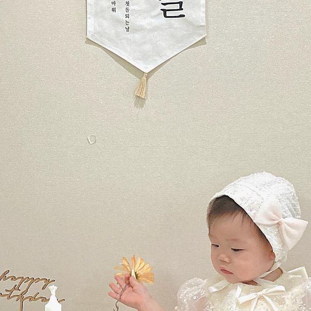 도윤&나윤ㅣ아이와갈만한곳ㅣ육아템리뷰&공구 on Instagram: "너무 예쁜 돌상ᥫ᭡ 어느 각도에서 찍어도 예쁜, 파스텔핑크 센터피스 컨셉 베라 테이블🌸 아기 백일상, 돌상은 아이노파티랑 하