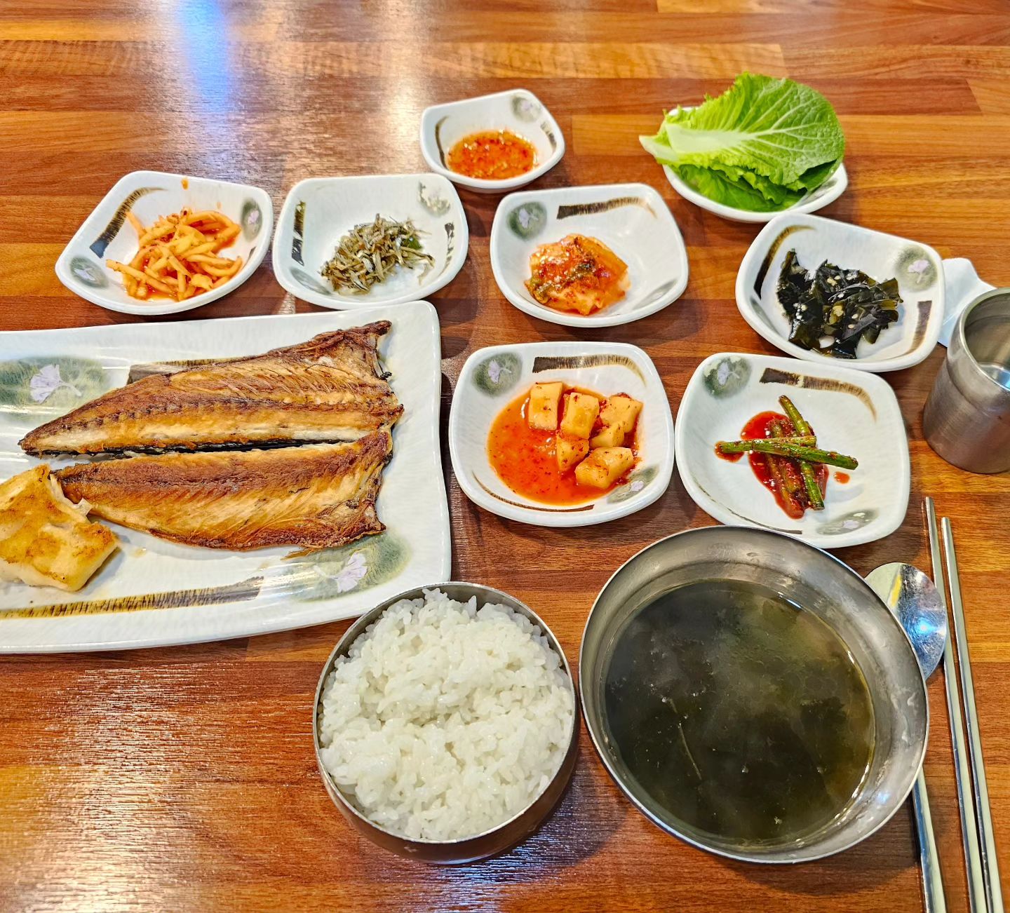 생선구이백반 맛집 #덕분생선구이

이동네이사와서 생선구이가 넘 먹고싶은데 딱히 맛집은 없었구🥲
어쩌다 우연히 배민에서 시켜먹었는데 세상맛도리였던 나의 배민원픽찜맛집💓
일하는곳 바로 앞이라 큰맘먹고 점심때 혼밥하러 달려갔는데(사실1분컷임)
쫌만 더 늦게갔으면 밥도 못먹을뻔한 ,, 사람이.그득그득 꽉 차있쭘
가격도 착하게 1인 9000원이라 부담없이 생선구이먹을수있는곳
시켜먹었을때랑 비슷하지만 다르게 상차림정말 잘나왔고 반찬 하나하나가 다 맛있는집
덕분에 든든하게 먹고 오후근무도 클리어했지뮤얌😋
일단 일요일은 휴문데 지금도 먹고싶은걸,,,, ㅠㅠ