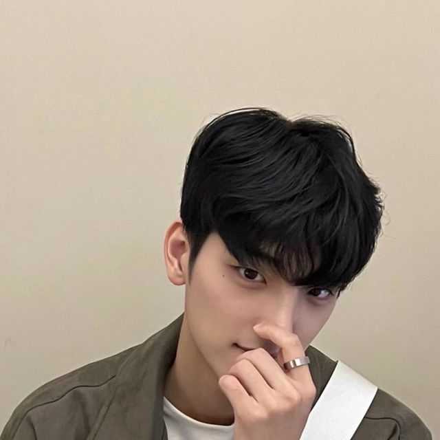 이민혁 on Instagram: "#협찬 #광고 @standarderror_official 에서 스탠다드 블루종 스웨이드 자켓을 제공 받았습니다. 가볍고 소프트한 소재라서 착용감이 좋고, 부담없이 가볍게 걸치기 좋네요. 약간
