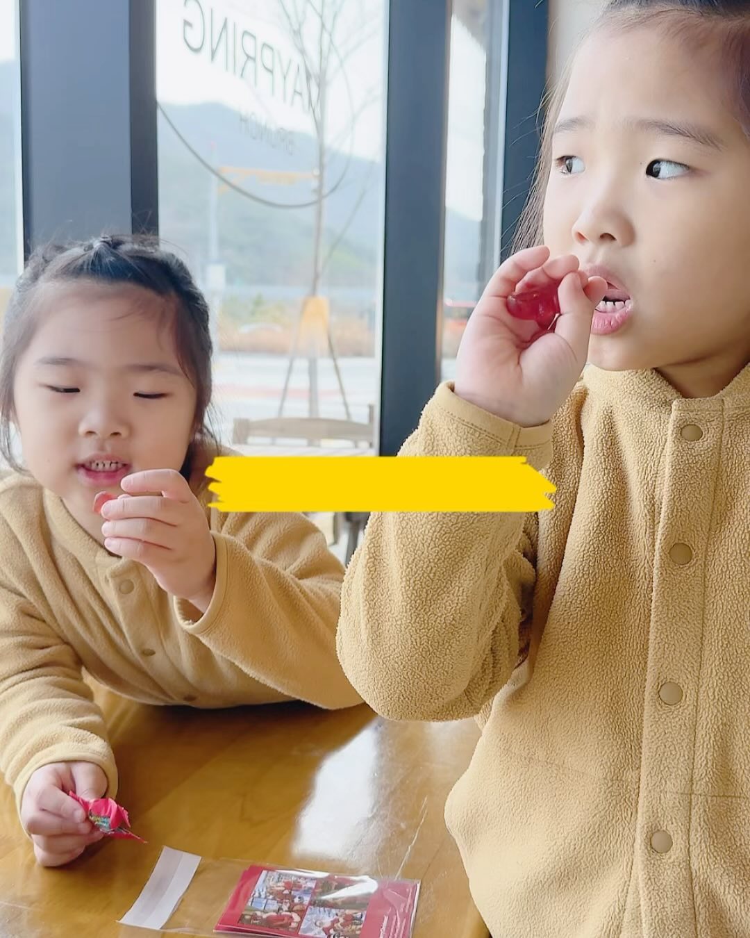 #광고 #미니막스 

맛있어서 아이가 먼저 찾는 어린이 비타민
[미니막스🤍멀티비타민]

사실 소소둥이가 미니막스를 너무 좋아해서 
계속 찾더라구요 ᵒ̴̶̷̥́ ·̫ ᵒ̴̶̷̣̥̀
그래서 날라온 미니막스 멀티비타민❣️
개별포장으로 편리하고 위생적이고 
여행할때나 외출할때 챙기기 좋더라구요😳

동아제약 어린이건강연구센터 개발한 믿을 수 있고
제품 설탕, 감미료가 들어가지 않았는데도 
아이들이 넘 좋아하더라구요~
딸기농축액과 딸기향을 넣어 풍부한 과일맛 구현해내고
아이들이 좋아하는 구미젤리제형이라
입안 쏙쏙 너무 잘 먹어요🥰
활동적인 소소둥이에게는 없어서는 안되는 필수템이랍니다👍🏻

🅣🅗🅐🅝🅚🅢 🅣🅞 𝘮𝑖𝘯𝑖𝘮𝑎𝘹

minimax.official

#어린이비타민 #비타민젤리 #어린이영양제
 #키즈비타민 #동아제약 #미니막스정글