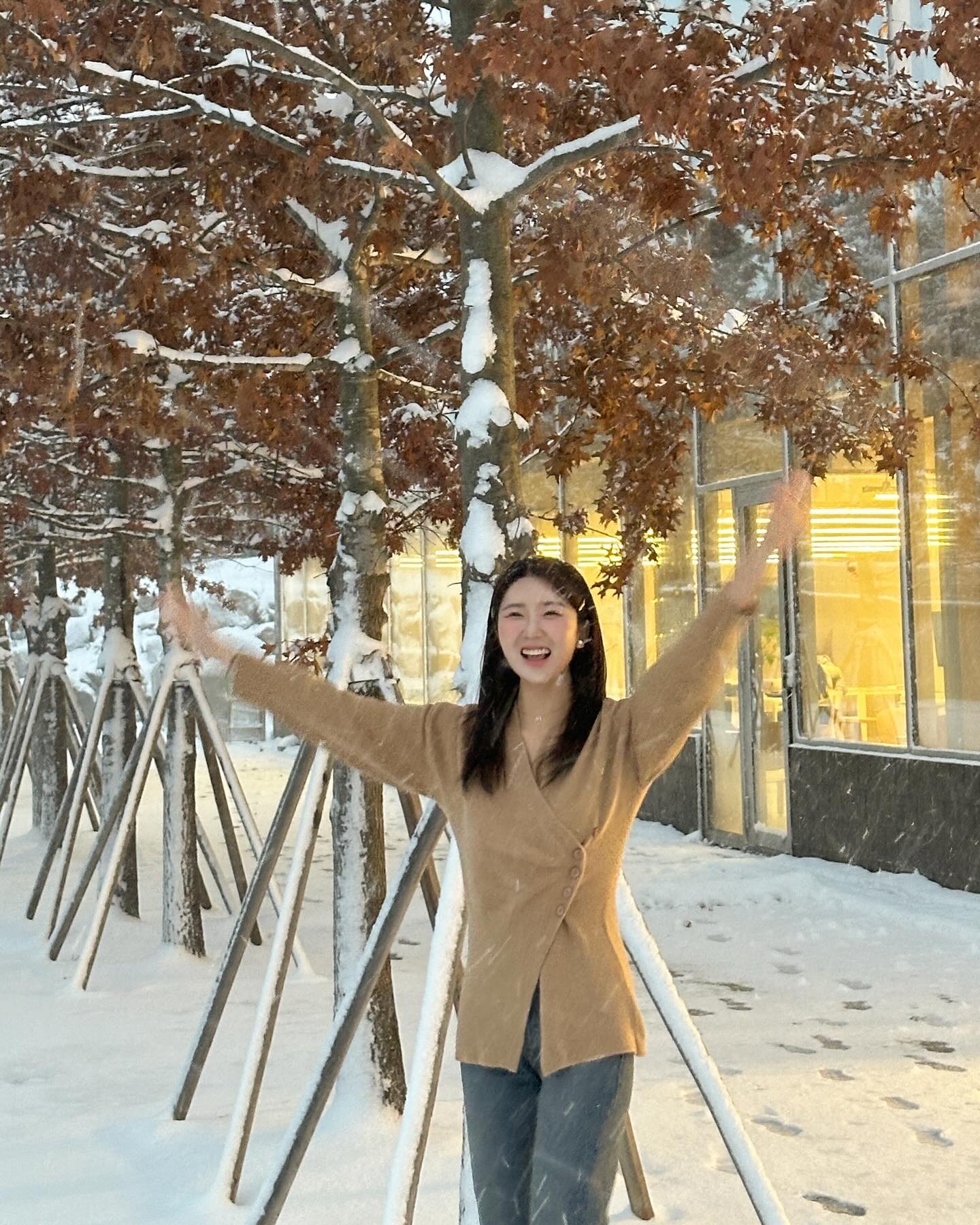 뜻밖의 행복 .. 🥹🤍 
오빠랑 나랑 둘은 어제가 첫눈이라며
행복해서 여기저기 뛰어 다니기 ☃️