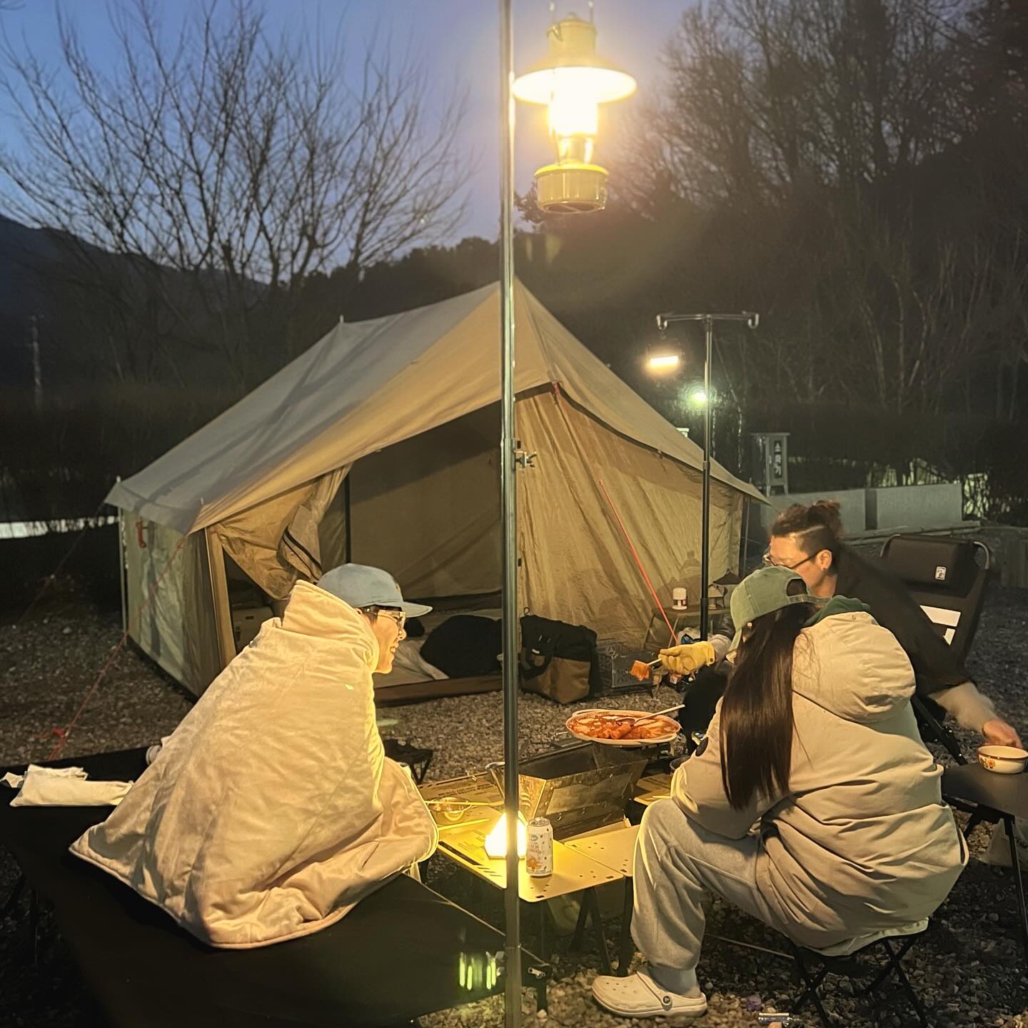 🍡제품제공🍡 맛있는거 총출동!🙌

 
긴 겨울이 끝나가는거 같아
야외 셋팅 드디어 했네요!
2024년 첫 야외셋팅은
역전빨간어묵(yeokjeon_story)과
함께 즐겨 보았어요😆

맑은 쌀어묵, 빨간 쌀어묵, 부산 물떡 꼬치
가래떡 떡볶이, 북성로 간장 불고기, 고추장 불고기까지
싹다 보내주셔서 이틀을 신나게 먹어보았어요!🤭

쌀어묵은 처음인데
이거 진짜 맛있는데요!
소화도 더 잘되는거 같고
소스까지 들어있어서
물만 있음 진한 육수가 딱!!👍

떡볶이도 물떡꼬치도 너무 맛나서
입짧은 울 식구들 배터지게 먹었구여!
담날 낮엔 불맛나는 불고기로
둔둔 하게😋

빨간어묵은 담에 먹어야겠… 넘 배불렀어여🤣
어쩜 일케 다 맛나는지 가족들도 다 맛있다며
싹싹 먹었답니다!😆

맛있게 매운맛! 역전빨간어묵🍡
ଘ(੭*ˊᵕˋ)੭ ➳❥ yeokjeon_story 

 
#역전빨간어묵 #물떡꼬치 #가래떡떡볶이
#북성로불고기 #캠핑밀키트추천 #캠리크