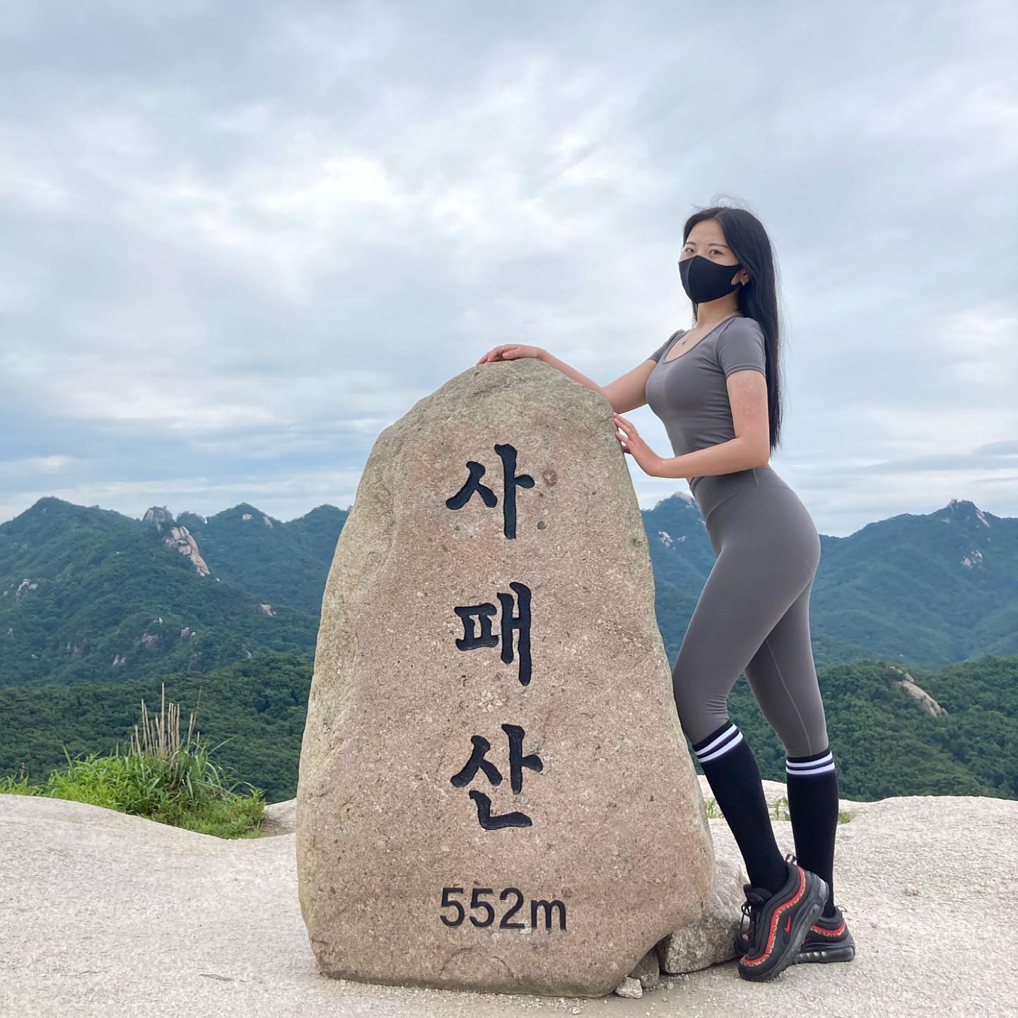 등산 도장깨기(۶•̀ᴗ•́)۶

3번째⛰ : 회룡역 사패산
올라는데 1시간반! 
내려가는데 1시간 정도
사람들이 초보등산 코스라는데
계단하고 벽돌이 너무 촘촘해서
개인적 난이도 중..
등산을 하고도 헬스장도 가봤다
은근 할만해서 당황..은 무슨 
몸져 누움

타이트한 옷을 입고 가봤더니
팔살.. 튀어나옴.. 
배도.. 힘줘야함 살빼자!!
있는 그대로 받아드려야지
차차 찾아가는거야
날 위해 멋쟁이가 되어보자
할수있다 강해지자 ( •̀ᴗ•́ )و ̑̑
#사패산 #등산 #의정부