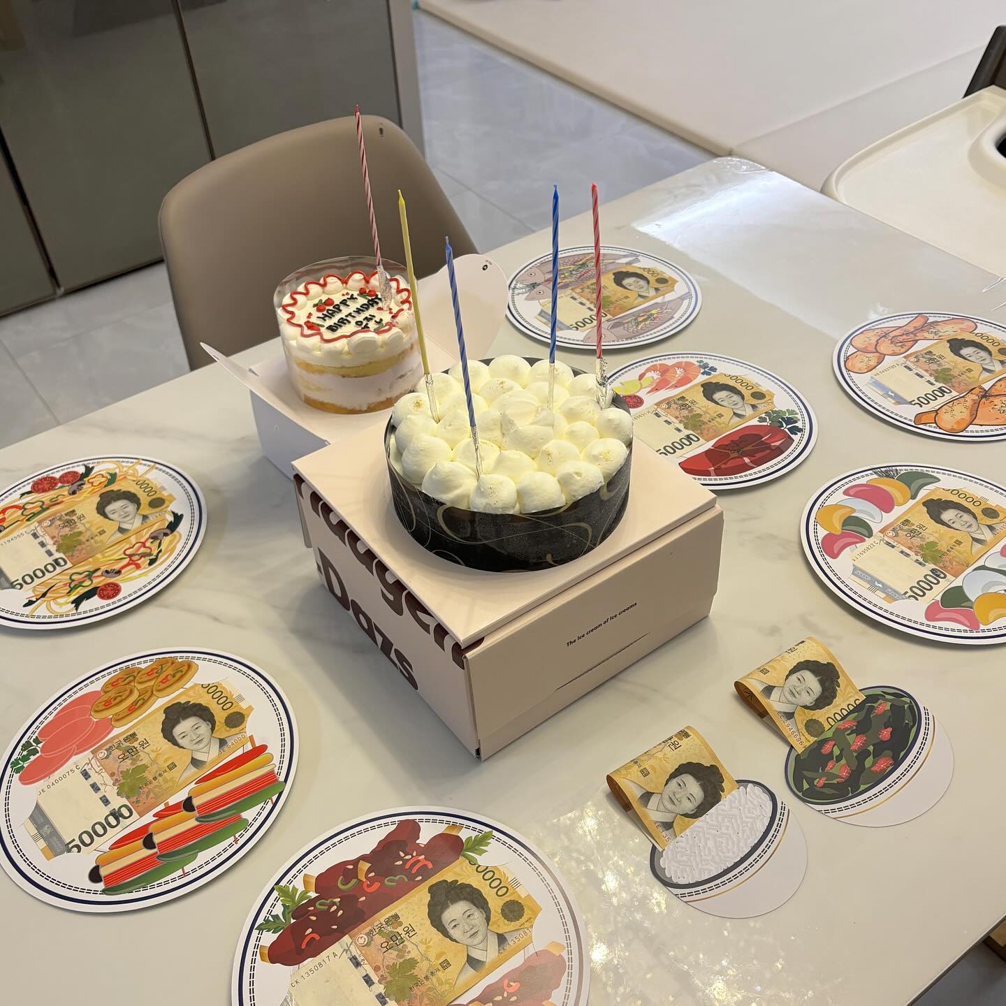 .
오라방 생일❤️

아프지말고 행복하게 살자😉
선물은 현듀랑 슈니 그리고 생일상 캬 

생일 튜카튜카

#남편hbd #나이한살꿀꺽 #돈생일상
#진짜미역국도먹음