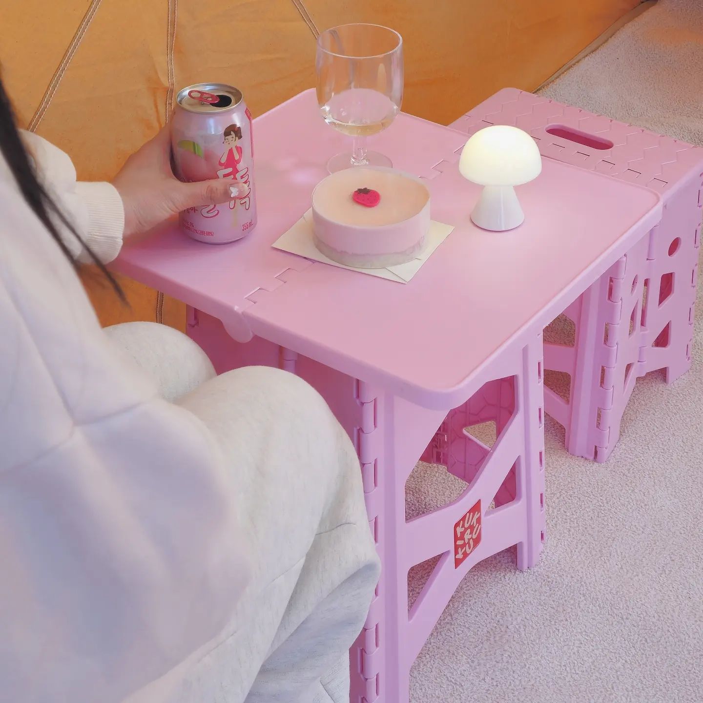 #제품제공 쿠쿠리쿠 한정판 벚꽃에디션🌸⁣
⁣
벚꽃시즌에 맞추어서 쿠쿠리쿠에서⁣
핑크핑크 한정판이 나왔어요🩷⁣
⁣
완전 사랑스러운거있죠,,(ᐢ ܸ. .ܸ ᐢ)⁣
⁣
테이블과 체어가 세트로⁣
모두 원터치 방식이라서 ⁣
펴고 접는데 어려움 없이 챀챀이예요.ᐟ⁣
⁣
아이들이 있으신분들은⁣
아이들방 장난감테이블로도 좋을거같구⁣
⁣
리유저블백도 포함되어있어서⁣
봄에 피크닉으로 가지고 가기에도 편할꺼같아요⁣ෆ˙ᵕ˙ෆ
⁣
다가오는 봄⁣➿️
쿠쿠리쿠 벚꽃에디션과 함께 어떠세요?⁣
⁣
🏷 kukuriku.kr
⁣
#쿠쿠리쿠 #KUKURIKU #벚꽃에디션 #폴딩테이블⁣
#폴딩체어 #접이식테이블 #접이식체어 #한정판 
#피크닉테이블 #캠핑테이블 #서브테이블 #캠핑장비⁣
#홈스타일링 #홈캠핑 #캠핑용품 #홈크닉 #캠브리즈