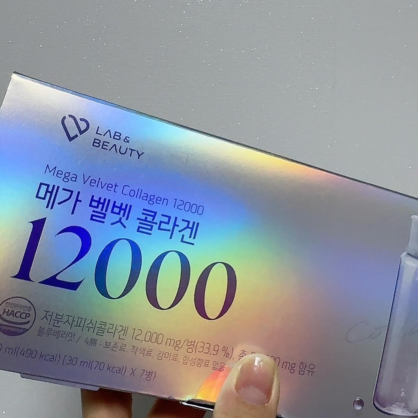 #공구오픈 메가 벨벳 콜라겐✨

아이들 등원 시키고 난 후
여유롭게 공구 오픈하기,,💛

메가 벨벳 콜라겐은
4대 피부 구성 요소인 
콜라겐, 세라마이드, 히알루론산, 엘라스틴
모두 함유한 콜라겐이에요!

☑️1병에 12000mg인 초고농축 콜라겐
☑️저분자 피쉬 콜라겐 펩타이드 액상으로
흡수율은 높인 콜라겐!
☑️하루 1병으로 단백질 12g 섭취!
☑️화이트토마토, 글루타치온, 비타민C,E, 사양벌꿀로
부원료를 엄선하여 만든 콜라겐
☑️새콤달콤 블루베리맛🫐
(요거트, 탄산수, 물에 타먹으면 좋아요!)

🖤링크는 프로필에 걸어두었어요!
공구할때 착한 가격으로 만나보세요!
#메가벨벳콜라겐공구