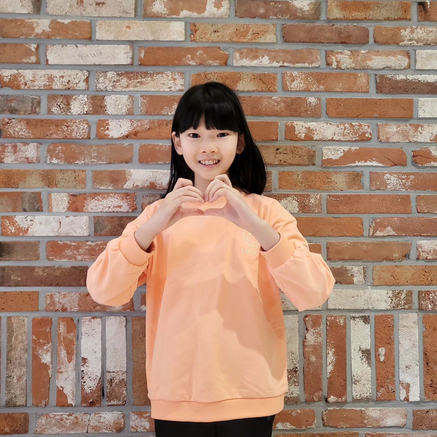 #협찬 

상큼한 오렌지🍊컬러의 귀여운 스마일 프린팅의 맨투맨티에요 

기본핏의 이런 맨투맨은 진짜 시즌마다 하나씩은 필수지요!

나그랑 소매 디자인으로 이루어져있어 살짝 루즈한 핏감으로 이루어져있어  스타일리쉬는덤 ❣️ 뛰놀기 좋아하는 우리아이들  넘넘 편하게 착용가능해요😄

짱짱한 밴딩으로 이루어져있어 막입기좋고  베이직템이기 때문에 150호까지 나와서 언니 오빠들도 착용하기 좋아요😆

올 봄 베베쥬와 함께 해보아요😘

🍊사이즈 

100호, 110호, 120호, 130호, 140호, 150호

🍊색상 

 CREAM_크림  YELLOW_옐로우  BLUE_블루  ORANGE_오렌지, GREEN_그린

🍊소재

50%면  50%폴리에스터

정사이즈로 착용 추천드려요

🏷구입문의

wangjaeyoo  왕재유삼촌DM

#아동복 #어린이아동복 #어린이맨투맨 #등하원룩#자매룩 #남매룩 #어린이집룩 #초등학생룩 #맨투맨티셔츠 #초등학생티셔츠