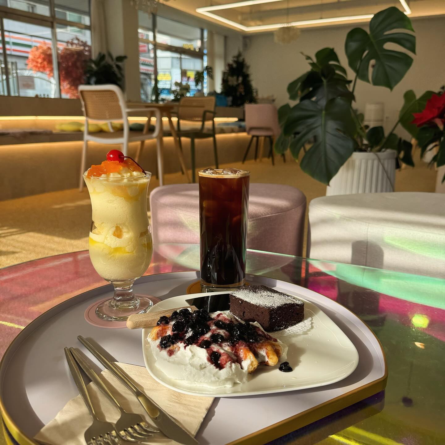 #협찬
전주역 근처 맛있는 브런치카페 으니카페💜 남편과 오랜만에 데이트하러 왔다! 커피와 디저트가 저렴해서 학생분들도 부담없이 갈 수 있을 것 같다는 생각이 들었답니당! 와플과 브라우니, 망고스무디, 아메리카노를 주문해보았는데 비주얼이 진짜 장난아니죠ㅠㅠㅠ 연말이라 분위기 좋고 아기자기하게 꾸며져있어서 사진 계속 찍게 되더라구요ㅠㅠ 브런치도 가성비 있어서 다음에는 브런치를 먹으러 와야겠다는 생각이 들었답니다! 전주역 대자인병원 근처에 있는 으니카페 강추요!!
.
.
#전주역카페 #전주카페 #우아동카페 #인후동 #인후동카페 #전주브런치카페 #전주디저트카페 #카페 #커피 #전주커피 #전주디저트 #전주맛집 #맛집 #카페 #데이트 #연말 #모임 #전주모임 #전주데이트 #전주브런치 #전주일상 #일상 #데일리 #소통 #좋아요 #맞팔해요