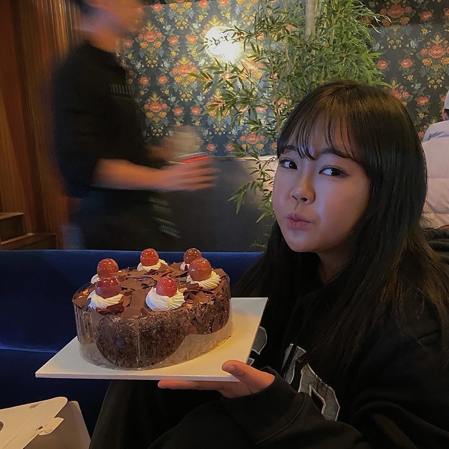 이른 생일파티 감사합니다 🫶🏻
뭔가 유난떠는거같아서 초는 못 킨 파티 🥹❤️
photo by. chaerimiya , dambio  감사합니다 잼미닝들 🫶🏻