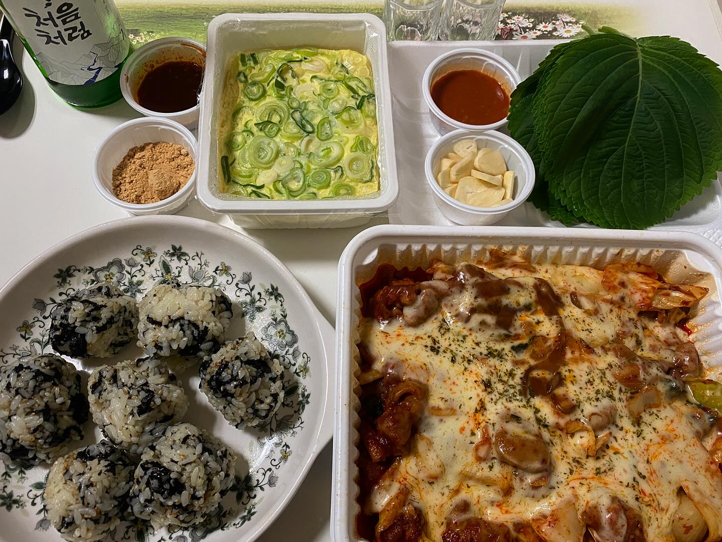 #협찬 
오늘 소개할 곳은 안산에 위치한 ‘닭치곱 본점’ 입니다.

제가 주문한 메뉴는 바로!🐔🧀🍗
[닭치곱] 입니다 👻어감주의👻
-치즈, 닭고기, 곱창, 당면, 치즈떡 구성
가격은 29,000원으로 추가로 계란찜, 주먹밥 포장하였습니다!

홀에서 먹으면 기본으로 닭곰탕과 계란찜이 나온다고 해요!🫢
금요일 이른 저녁 포장하러 갔는데 이미 많은분들이 드시고 있드라구욤
중앙역 뒤 메인거리에 위치하고 있어 회식히기도 좋은 듯!
가게 내부도 넓어서 단체예약하시는 것도 추천드려욤 😊

포장은 번쩍반짝한 보온팩가방에 담아서 주세요!
덕분에 들고오기도 편하고 온도가 유지되니 치즈가
굳지않고 따뜻하게 먹을 수 있었어요 👍

닭치곱은 치즈를 듬뿍 뿌려주어서 너무 좋드라구요🫢
부드러운 순살 닭고기와 야들한 곱창 위 치즈 올려서 콩가루에
착착 찍어먹으면 입에서 고소함과 함께 입안에 풍미가
너무 좋았어용 ❤️ 깻잎쌈도 푸짐하게 주셔서 원없이 먹은듯‼️

술안주로도 좋지만 식사대용으로 든든하겠더라구요
매운걸 좋아하시면 닭치곱의 매운소스에 푹 찍어 먹으면
매콤 달달함이 배가 되가되니 소스 추천드려용 😎

중앙역 뒤에 위치하고 있어 접근성도 좋아
근처  볼일 있으면 한번 꼭 방문해서 드셔봤음 좋겠어요💕

dackchigop_ansan 

✔️ 위치
경기도 안산시 단원구 고잔동 756 1층 닭치곱 본점

✔️ 운영시간
월~일 11:30-23:00 (라스트오더 22:00)

#닭치곱본점 #안산맛집  #중앙역맛집  #중앙역닭갈비 #안산회식  #안산데이트  #안산닭갈비  #안산곱창 #안산중앙역곱창  #중앙역술집 #먹스타그램 #먹팔맞팔 #먹팔 #koreanstyle  #koreafood  #koreatravel