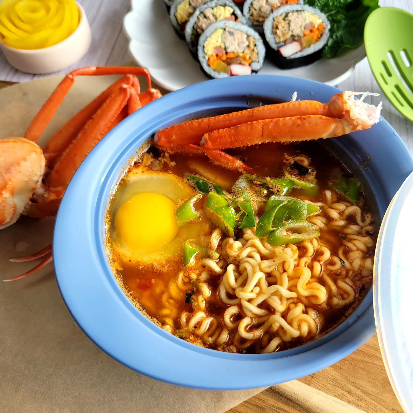 #제품제공 #실리팟
#라면용기 #전자렌지라면용기 #찜기
#나는야전자렌지라면왕
#대게떡라면 #참치김밥

아이러니~~🙄🙄
실컷 냉장고 비우려고 며칠전 냉파김밥 쌌는데~
다시 김밥재료 사와서 냉장고 채우는~🤣🤣🤣

라면~불없이도 끓일수있다는사실!!!아시나요?~
실리팟 전자렌지라면용기만 있으면~
세상쉬운 라면완성 이예요~~

라면용기에 물부터 스프 라면넣고 
6~8분 전자렌지 돌리면 라면이 익거든요~👏👏
뜨거운물로 부울땐 3~4분이면 되구요~~
라면끓이기 완전 쉽죠잉~~

라면하나 끓이기 딱좋은 사이즈이구요~
계란찜이나 야채찜 모두 가능해요~~👍👍👍

❇️실리팟 전자렌지라면용기는요~
✔️전세계 공신력있는 품질,안전,성능 국제규격 적합여부 인증
✔️백금으로 만들어진 고가의경화제를사용한 백금촉매공법
✔️믿을수있는 국내선도기업의 공장직영제품

📌위생적으로 관리하는Tip
-세척/베이킹소다세척후 거품세제
-소독/-40~250도 가능한 열탕or전자렌지30초
-보관/세척or소독후 물기제거
-냄새제거/베이킹소다+물
-소주:물(1:1)or쌀뜬물에 4시간
-오랜만에 사용/베이킹소다풀어 3분 열탕소독

살림템 실리팟 전자렌지라면용기 구경가보세요🫶♥️
👉👉🛒silipot_official

실리팟과함께 나는야 전자렌지라면왕 4월미션인데요~
실리포터3기외에 누구나 참여가능~
미션실행후(실리팟태그는필수) 실리팟 미션공개피드에
댓글로 남겨주시면 4월미션종료후에 한분추첨 선물증정있으니~
참여해보세요~♥️🫶

🎊와디즈펀딩 오픈🎊
www.wadiz.kr/web/campaign/detail/246904

#실리포터3기#4월미션#친환경브랜드