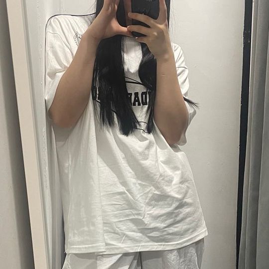유수빈 on Instagram: "요즘 내 교복 [스탠다드에러(STANDARDERROR)] [컴팩트얀] 엔자임 워싱 스포티 유니버스 반팔티 IRT167 덤블 후가공으로 변형 없는 고급원단 티셔츠! #광고#스탠다드에러#스탠다
