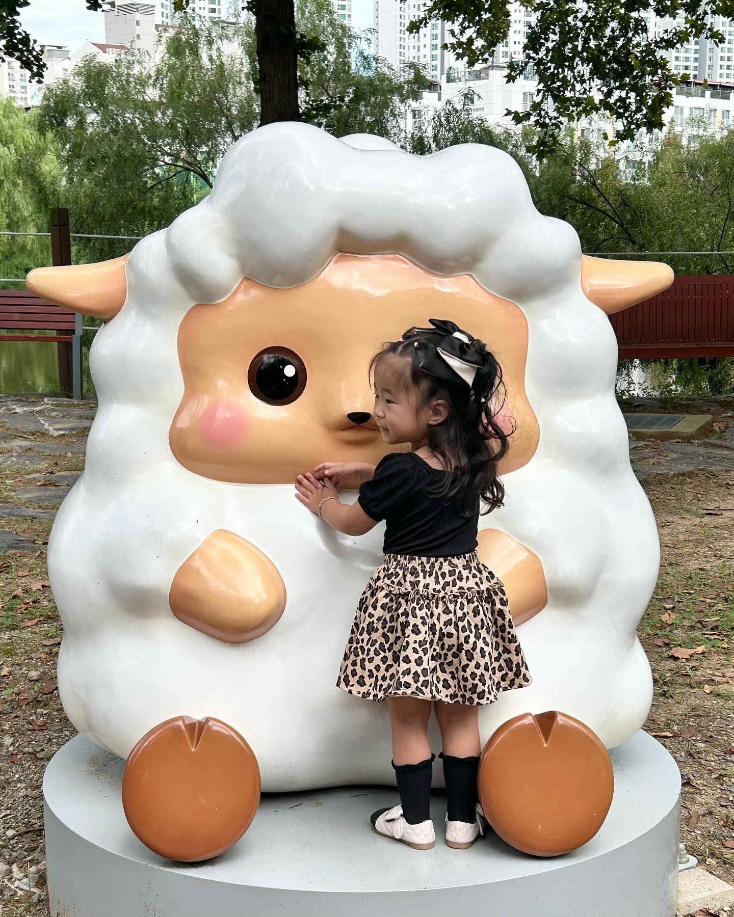 가짜양 에게도 맘마 줘야한다는 사랑이 많은아이🍃🐑💚
#양떼목장 #늘솔길공원