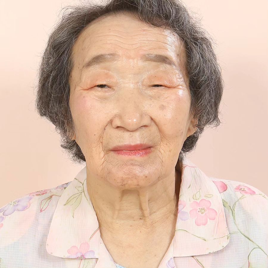 ❤할모니 사랑해❤
마지막까지 내옆에서 손잡아주고 내 얼굴 쳐다봐줘서 너무 고마웡 할머니덕에 청소년 시절을 무난히 보낼 수 있었고 게을렀던 내가 조금은 규칙적으로 움직이게 되었어.

거기서는 석션도 엘튜브도 폴리도 하지말고 아프지말고 할머니 좋아하는 피자랑 커피 잔뜩 마시고있어!!
말똥이가 있으니 외롭지 않을꺼양

조심히 가고 말똥이한테 사람먹는거 아무거나 주면 안돼!!!!!!

우리할머니 너무너무 사랑하고 고마워❤
늘 말하지만, 할머니가 만들어준 블루베리요거트가 너무 맛있어서 다른건 눈에 안들어와😂

기다려줘 할매!!!!

🌸1937.12.14~2023.12.23🌸