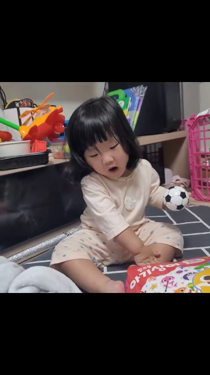 이제 정말 딕션이 정확함😳

#아빠 ?!
#귀여워😍
#그래서엄마는 #언제불러줄래 
#ㅠㅠㅠㅠㅠㅠㅠㅠㅠㅠㅠㅠ 
#우리집 #딸바보는 #엄마인듯 
#엄마도불러줘😭 #울애기👶 
#릴스떠라 #옹알이 #릴스추천 #릴스타그램