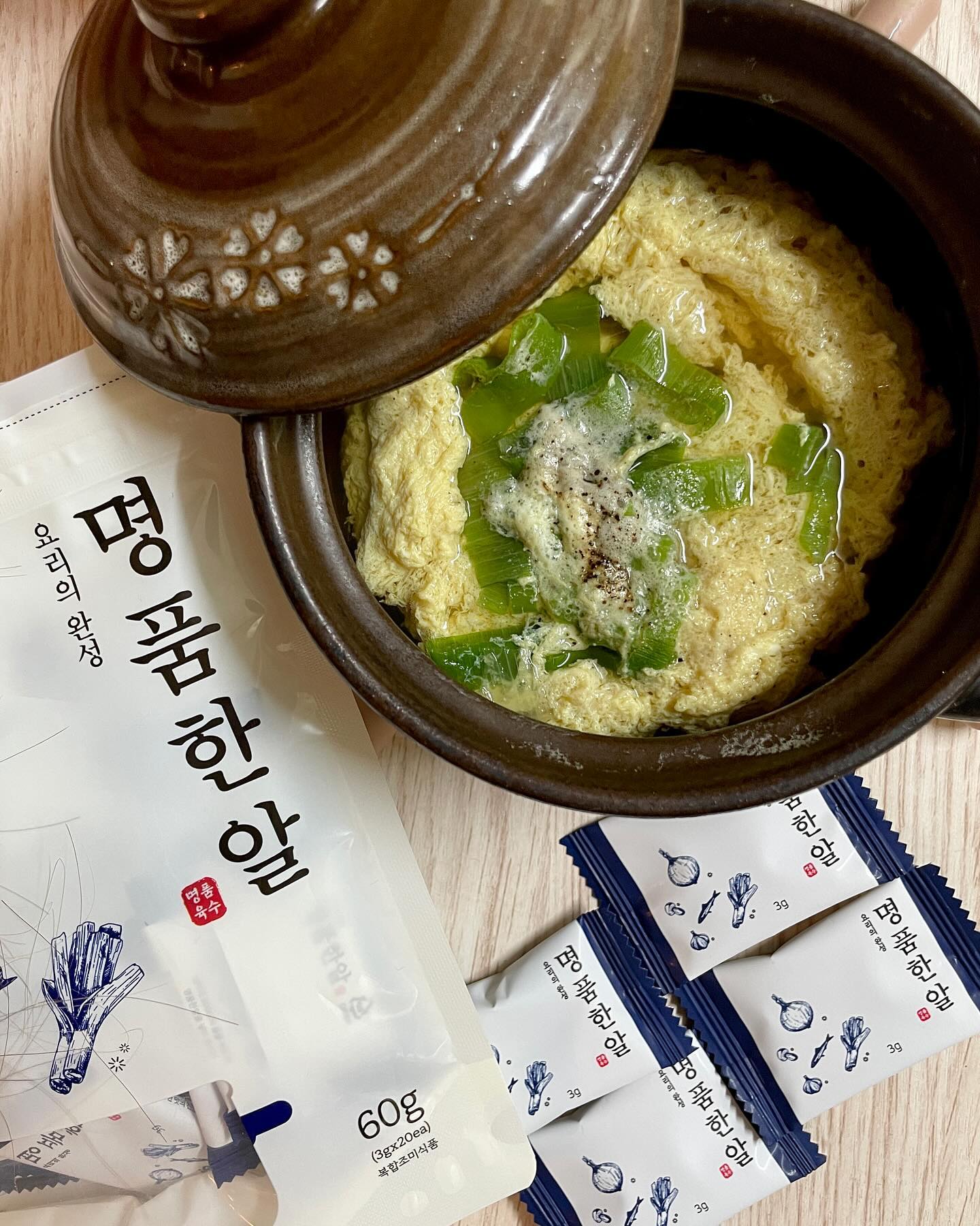 #협찬 #명품한알 #제이웰푸드 
솔직히 나이 먹으면 요리 실력이 자동으로 
따라오는 줄 알았다.🥹..ㅎ
요알못, 간 못 맞추는 분들 이리로 🙋🏻‍♀️

{ 제이웰푸드}에서 나온 " 명품 한 알 " 하나면 
육수 내는 것부터 무침, 국물, 볶음 등 다양한
요리에 하나 쏙 넣으면 집 나간 감칠맛 돌아옵니다.🏡

오늘 제가 만든 국물 요리 외에도 
제육볶음이나 각종 볶음류 요리에도 
활용이 가능하답니다🌝❣️

국물요리부터 무침, 볶음까지 
다양한 요리에 활용이 가능하니 효율성 굿👍🏻

* 숟가락 또는 개별 포장된 상태에서 
손으로 으깨면 손쉽게 가루로 사용 가능해요👊🏻

📌명품 한 알 Check list📌
- 4가지 건조법으로 19가지 재료의 특성 건조로
비린내 등의 불필요한 맛은 없애고 
깊은 감칠맛과 진한 육수맛만 재현했습니다.😋

오늘 사진에는 없지만 숙주나물 무침에 
가루를 내어서 별도의 간 없이 조리했는데
천일염이 기본적으로 들어 있어서 별도 간 없이 
너무 편하고 맛있었어요😍

명품 한 알이면 이제 당당하게 
한 상 차림 할 수 있겠는데요?🥘
•
•
•
#코인육수 #육수한알 #멸치다시 #멸치육수 #국물요리 #요리레시피 #동전육수 #조미료 #육수 #한알육수 #멸치육수내는법 #제이웰푸드명품한알 #명품한알6종