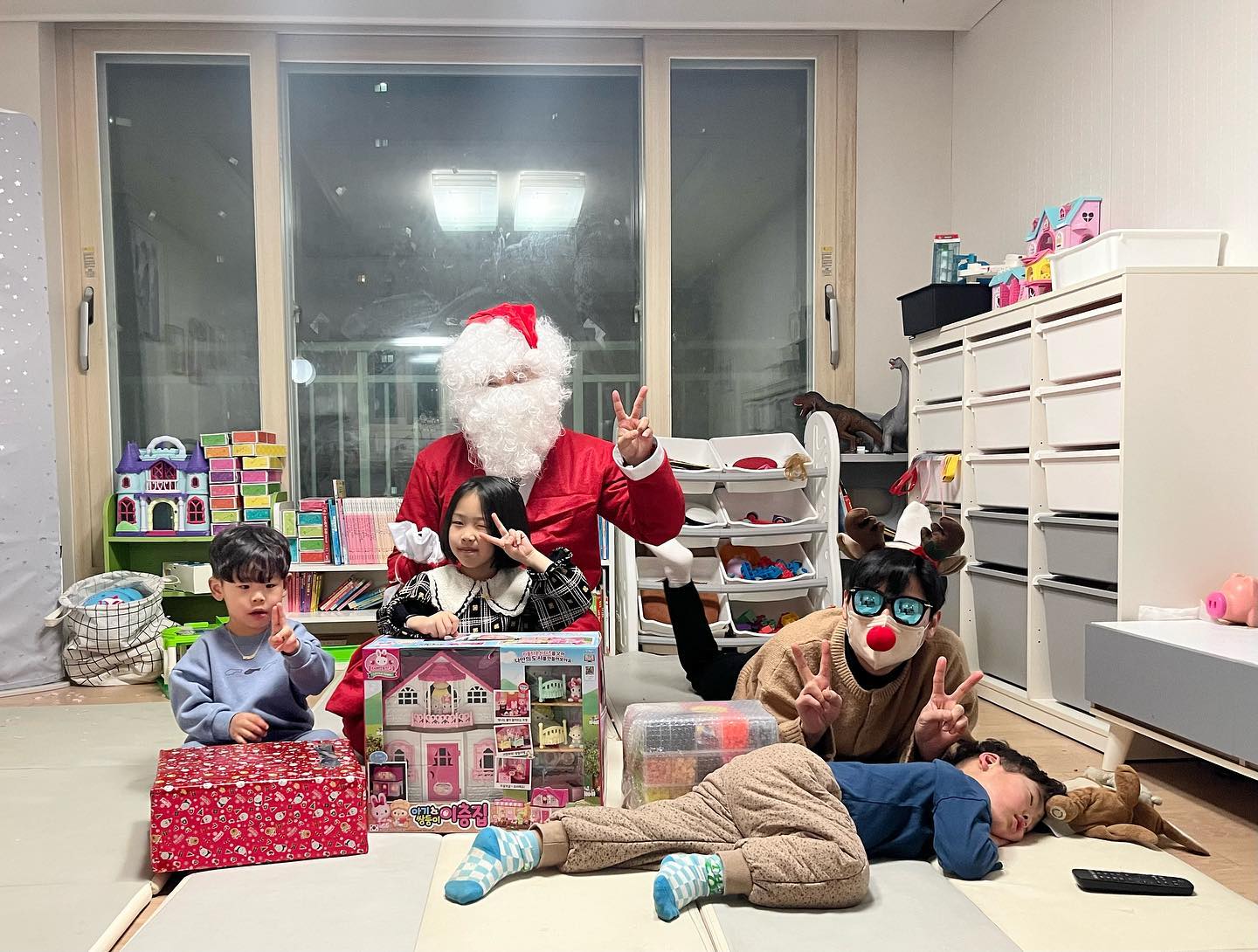 “허허허 지한이는 내년에 보자구👋🏻👋🏻” 올해도 감사합니다🎄
#나지리 의 #화이트크리스마스