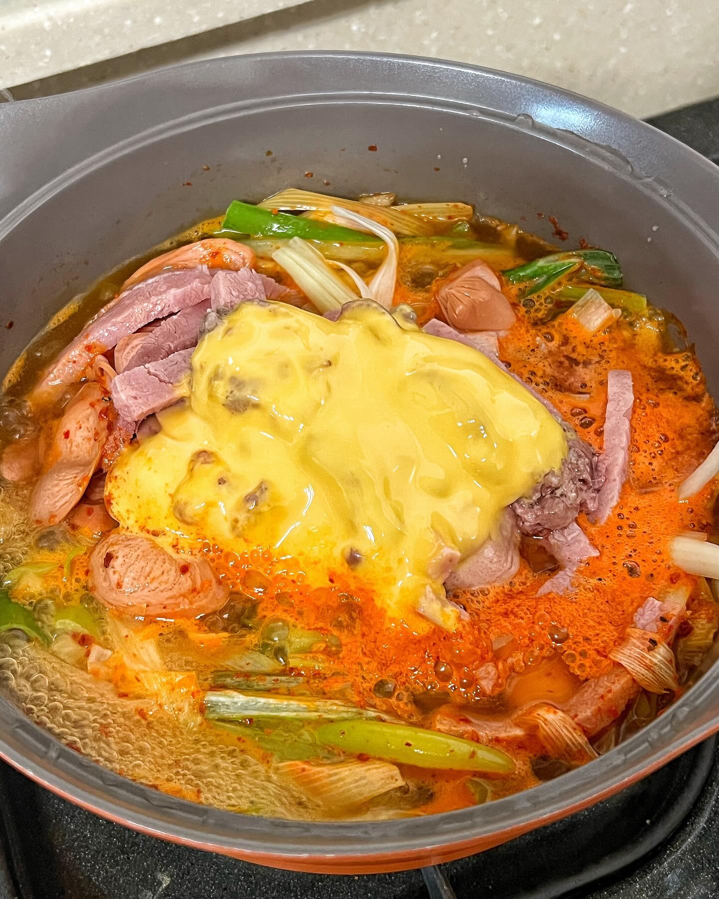 송탄식 오리지널 부대찌개 밀키트🍽️

✨재료 중 마늘은 꼭 나중에 넣기✨
‼️끓는 동안 냄비 뚜껑은 열지마세요‼️
1. 재료를 넣고 팔팔 끓을 때까지 뚜껑을 열지 마세요
2. 팔팔 끓고 나면 뚜껑을 열어 재료를 섞어주세요
3. 섞어서 끓인 후에 마늘을 넣어 조금 더 끓여주세요
4. 라면사리는 부대찌개를 2/3정도 먹고 난 후에 넣어주세요
⛔️자작한 국물이라 면사리를 일찍 넣으면 국물이 졸아요

부대찌개만 있으면 한끼 뚝딱 -!!
푸짐한 재료와 깊은 국물의 조합 말해뭐해〰️
저는 집에서 끓여서 다음날까지 맛있게 먹었는데
캠핑가서 먹으면 정말 맛있을 거 같아요🦴

부대찌개 밀키트는 무조건 박참봉부대찌개 기억하세오🤘🏻

https://smartstore.naver.com/chambongfb/products/9025611418