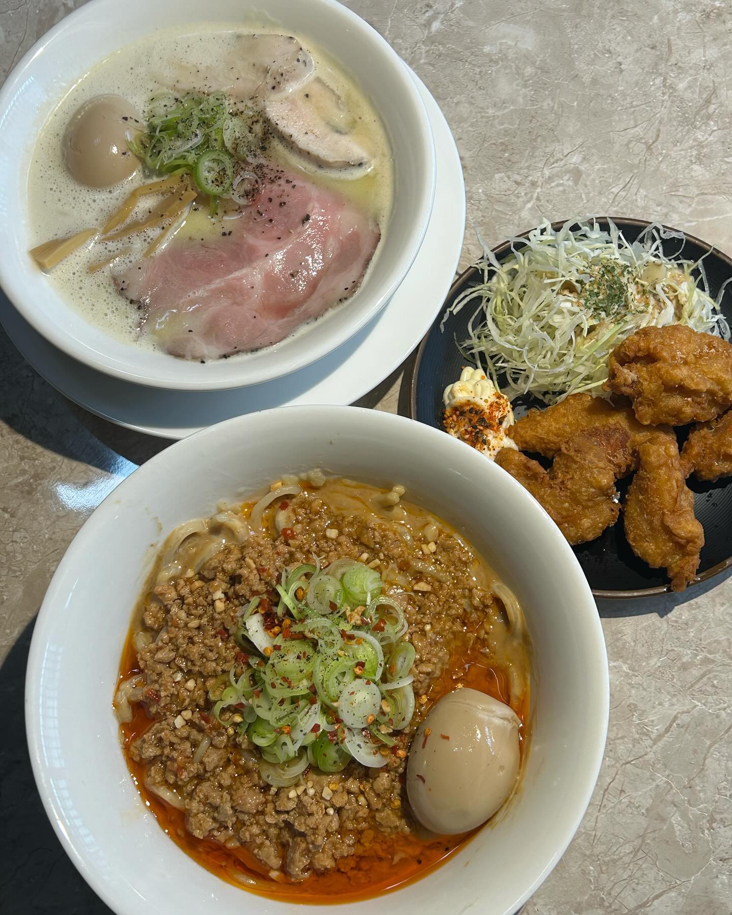 문래동에 일본 현지 느낌이 나는 데이트 맛집이 있다고 해서 방문한 코미오 문래점 🍜❤️

✔️ 직접 끓인 육수가 일품인 문래동 라멘 맛집
✔️ 점심에는 라멘맛집 , 저녁에는 야끼니꾸, 호르몬 , 우설 등 각종안주를 즐길수 있는 일본 정통 이자카야로 변신
✔️ 가게 분위기 자체도 일본 현지감성에 친절한 직원분들이 맞이해주셔서 기분좋게 먹고 나왔어요🇯🇵
✔️ 라멘 육수랑 면의 양이 엄청 푸짐 + 아낌없는 재료 팍팍!̆̈ !̆̈ 
✔️ 생소할 수 있는 메뉴라 메뉴판에는 그림과 메뉴설명이 함께 나와있어서 주문하기 쉬워요

🍜토리파이탄
진한 닭육수와 특제소금을 넣은 베이스로 너무 기름지지않으면서 고소한 라멘을 즐길 수 있는 메뉴 
🍜마제소바
다진 고기들이랑 여러 야채를 비벼먹는 일본식 비빔라멘
🥩 [저녁] 네시오우설 
일본에서 맛 볼 수있는 특수부위인 우설! 얇게 썰은 특상우설과 네기시오타래+레몬과 함께 즐길 수 있는 저녁 메뉴 
🥩 [저녁]니꾸set
일본식 화로에 구워먹는 소고기로스와 즉석양념에 버무린 양념 갈빗살(with 토시살)

📍위치 : 서울 영등포구 도림로 434-11 1층 (문래역 7번 출구 도보 5분이내)
🕐영업시간 : 평일 11:00 - 22:30 (브레이크 타임 오후3시~5시) / 주말 12:00 - 22:30 
☎️매장번호 : 0507-1372-6275

이 글은 본 업체에서 제품 또는 서비스를 제공받아 작성된 글입니다.

#협찬 #문래동 #문래맛집 #문래역맛집 #문래라멘 #라멘맛집 #문래역라멘 #문래동데이트 #문래데이트
#라멘 #문래창작촌 #문래술집 #문래안주맛집 #야끼니꾸 #야끼니꾸맛집 #데이트맛집 #데이트
