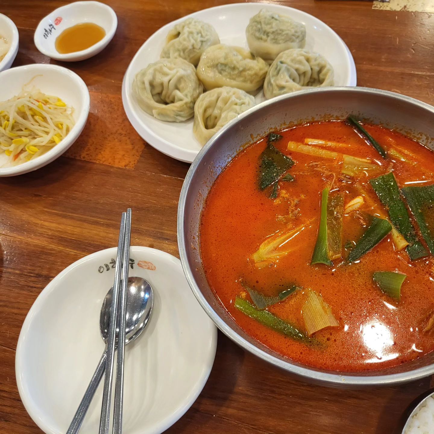열심히 가야금 수업후 든든하게~~

육개장은 쏘쏘~~

우연히 들린 커피숍 ♡♡♡

대박!!! 이케 맛있는 아아는 처음♡

디저트도 직접하시는듯

비쥬얼부터 

언니들이 시킨 음료도 다 맛있었당~~

#한복모임 #한복나들이 #마마즈 #언니들과 #가야금수업 #돈의문클래스 #돈의문박물관마을 #저녁메뉴 #수다타임