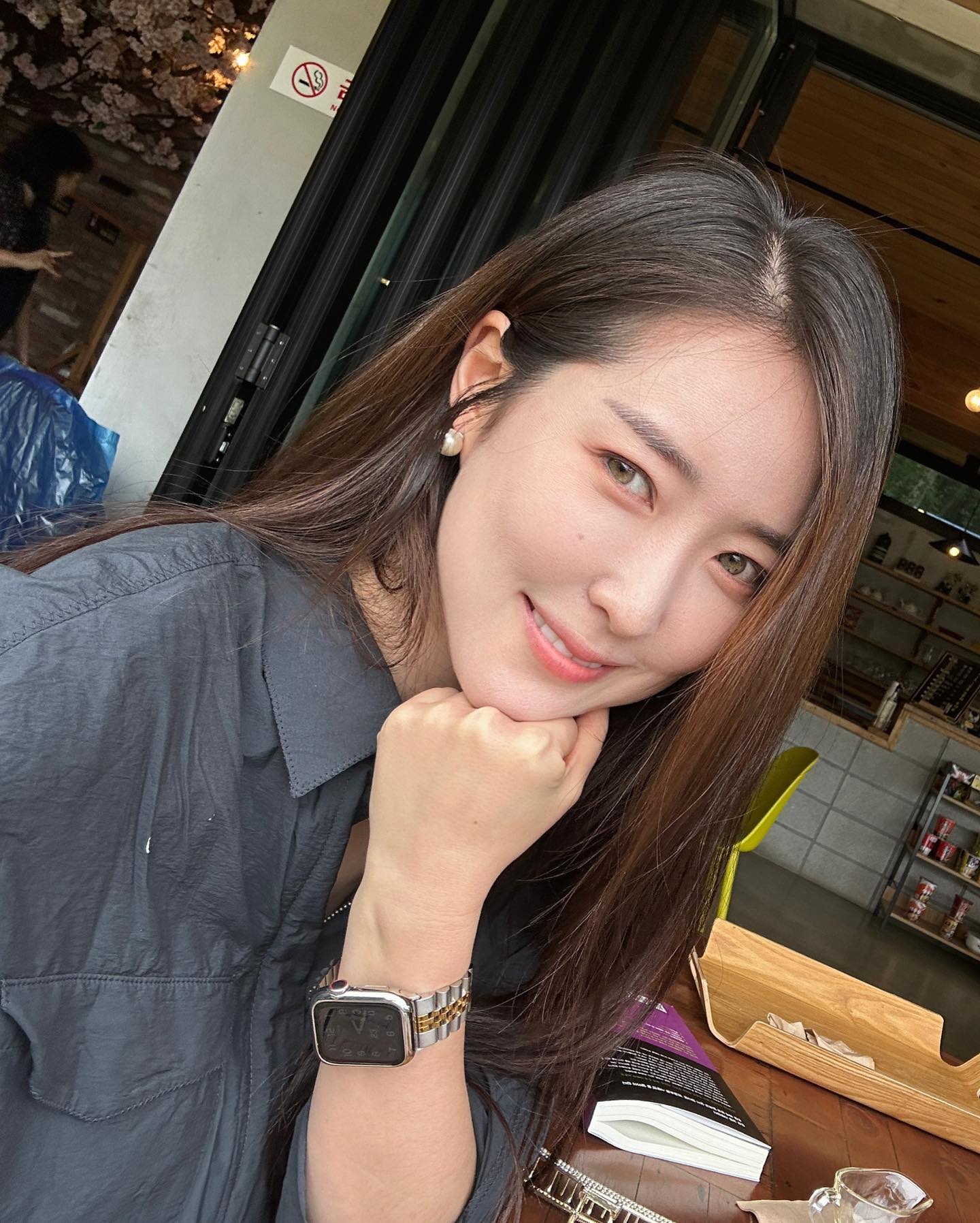 어떤 카페가 타로 맛집이래서
50키로를 달려갔는데
과연 타로 신이었다 ㅋㅋㅋㅋ

타로가 뭘 맞겠어~~~
했던 나 반성해 얼른

그 바로 앞에 있던 아무 식당도
쌈밥이 얼마나 맛있겠어 했는데
간장게장에 우렁된장에 삼겹살 주는 쌈밥집
킹정하고 자판기믹스커피까지 한잔 때리니
행복이 따로 없다

타로 선생님 말대로
급하게 맘 먹지 않고 돈 벌게요~~~💛

dasoooni_88  제대로 용인 데이트

#용인맛집 #용인쌈밥 #두메산골 #타로맛집 #용인타로카페 #용인카페 #별꽃물
