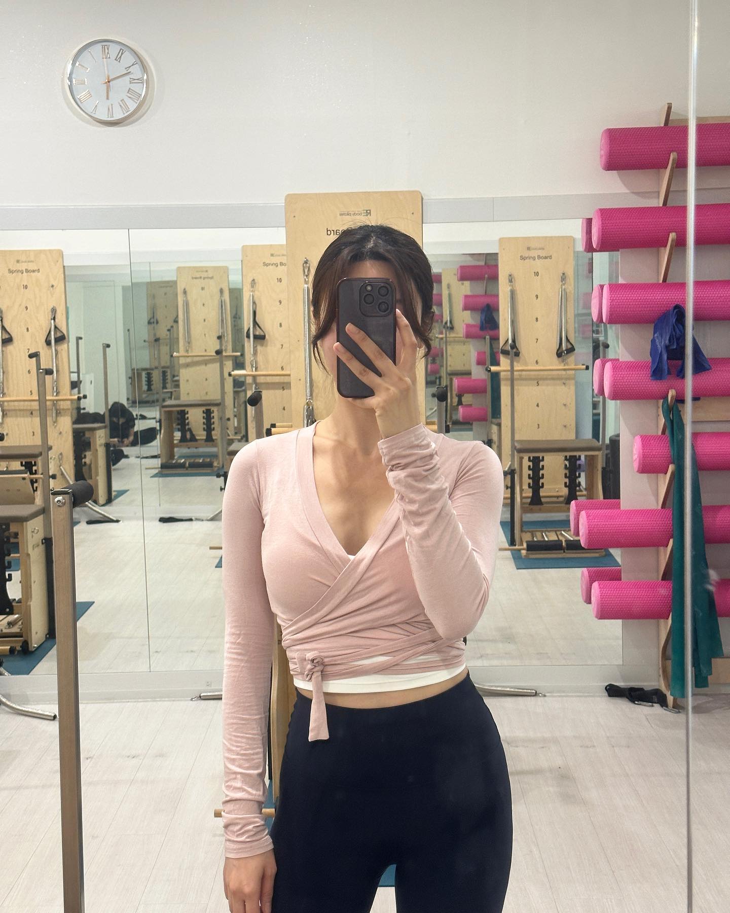 오랜만에 운동사진 올리기!! 
말만 유지어터 답게 운동 더 열심히
해야할것 같아요…🥹

벌써 23년의 끝자락이 코 앞으로~ 
그치만 내년이 더 기대되네요!!
새해의 목표를 세우는건  참 즐거운것 같아요

아 ! 요즘 명상도 하고 긍정 확언을 외치며 출근하는데 많은 도움이 되더라구요!

현대인은 정말 몸과 정신이 건강해야
더 잘 살아갈수 있는것 같아요 :)

다들 건강하게 살자꾸요 화이팅!