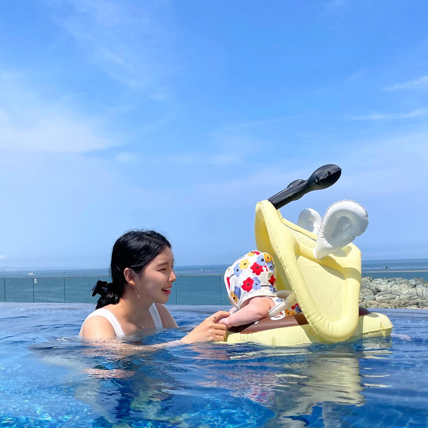 이렇게 물놀이를 좋아할 줄이야😅
-
올해 울 회장님 여름휴가 알뜰히 놀 수 있게 노력하겠슴다💙
아비는 얼른 서치 들어가세요ㅎㅎㅎㅎ
-
#어미아비 #체력방전