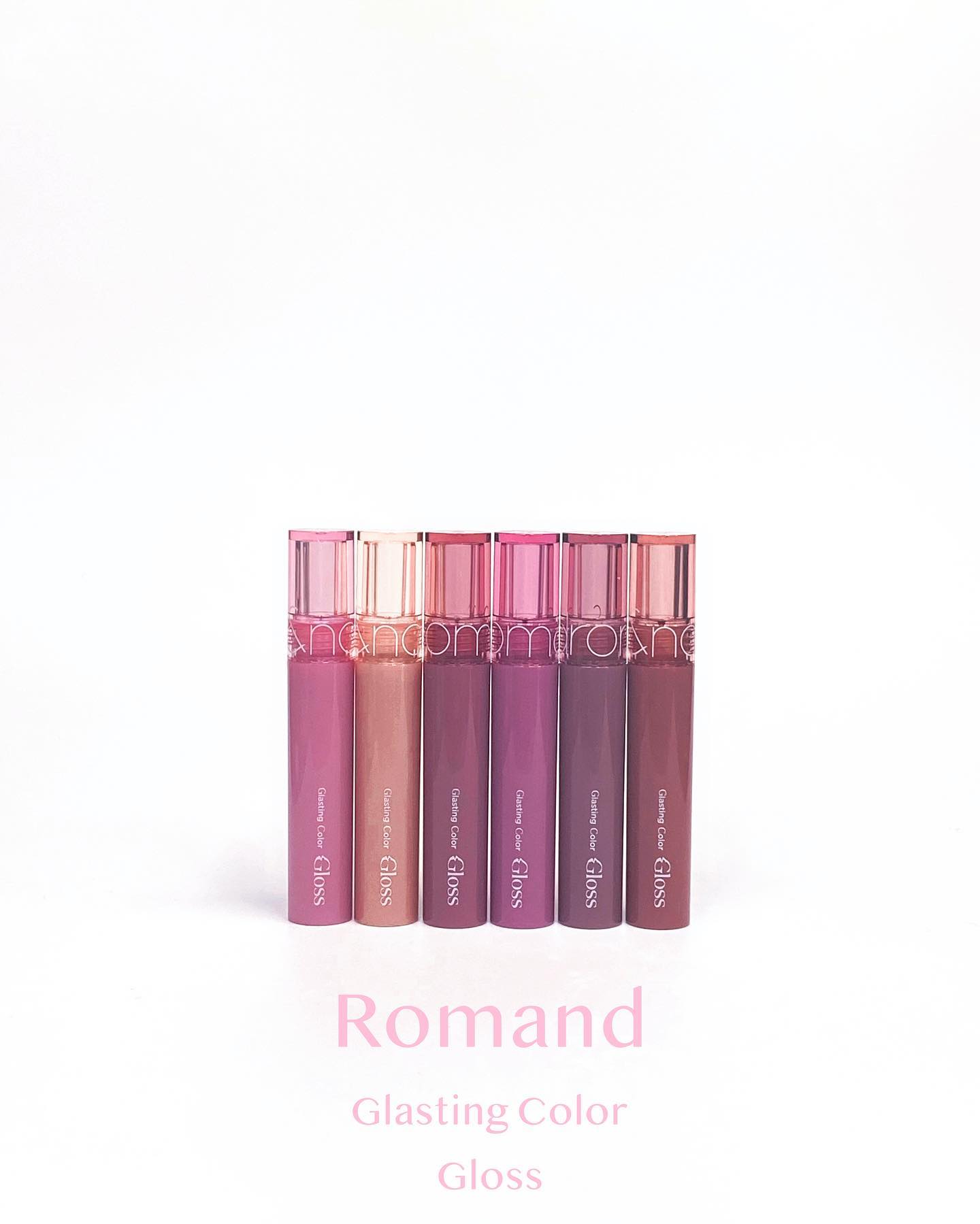 #내돈내산 romandyou
롬앤 글래스팅 컬러 글로스!
이번에는 입술 발색 컷을 들고 왔어요 :)
롬앤 글래스팅 컬러 글로즈는
입술 음파음파만 자주 안 하시면
특유의 예쁜 광택감의 지속력을
오래 유지하실 수 있는 립이예요!

그리고 보통 이런 글로스는 
사용감이 너무 두툼하거나
입술 위에서 끈적거리는 편인데,
롬앤 글래스팅 컬러 글로스는
립글로스의 그런 불편함을
보완해서 나온 편이라 마음에 들었어요.
특유의 끈적거리지 않는 보습감 덕분에
입술 컨디션 타지 않은 립이예요!

착색력도 조금 있는 편이고,
지속력도 좋은 편입니다.
그리고 여섯 가지 컬러 모두
맑게 표현되는 편이라
특유의 색감이 정말 무드 있어요.

#롬앤 #romand #글래스팅컬러글로스 #립글로스 #촉촉 #촉촉립 #글로우 #광택 #롬앤글래스팅컬러글로스 #컬러글로스 #전컬러발색 #전컬러 #전색상 #발색 #발색샷