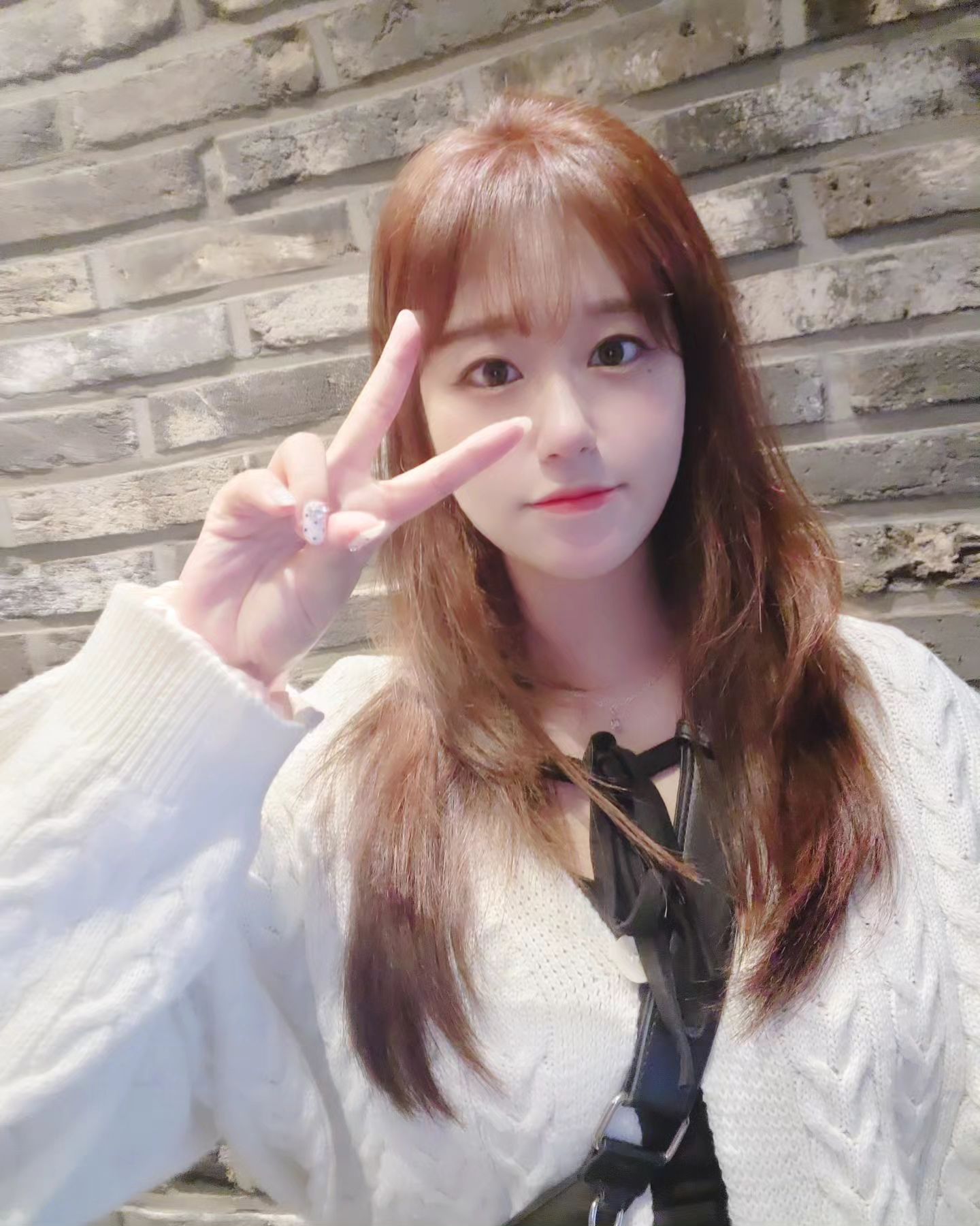 원래 머리가 너무 어두웠어가지고 머리 변화를 좀 주고자 _romjane 원장님에게 
머리를 맡겨보았슴니다🫶
저에게 어울리는 색으로 퍼스널컬러 진단해주시고 컬러 탈색없이 꼼꼼하게 이쁘게 뽑아주셔서 다들 주변에서도 이쁘다는 얘기도 많이 들어써용 🩷
레이어드컷으로 허그컷까지 해서 머리길이도 좀줄이고 전에는 좀 지저분했는데 하고나니 너무나 깔꼼☺️ 밝은컬러 진짜 어색했는데 하고나니 넘 맘에들고 이미지변신 제대로 해서 주변에서도 반응이 조와용💗원장님의 현란한 손놀림으로 새로바뀐 내머리 넘 맘에들어요오앙🫶🩷❤️ 서울에 살면 징짜 자주갈거같은데 나중에 그래도 또 뿌리매직하러 가야지🫶🫶🫶
.
.
.
#협찬 #신사역미용실 #로미제인 #신사머리잘하는곳 #애쉬핑크 #퍼스널염색 #신사역 #강남미용실 #레드오렌지 #레이어드컷 #허그컷 #허그컷잘하는곳 #미용실추천 #묭실 #머리변화 #이미지변신 #이미지변신성공 #협찬디엠 #댓글 #좋반사 #좋반 #디엠