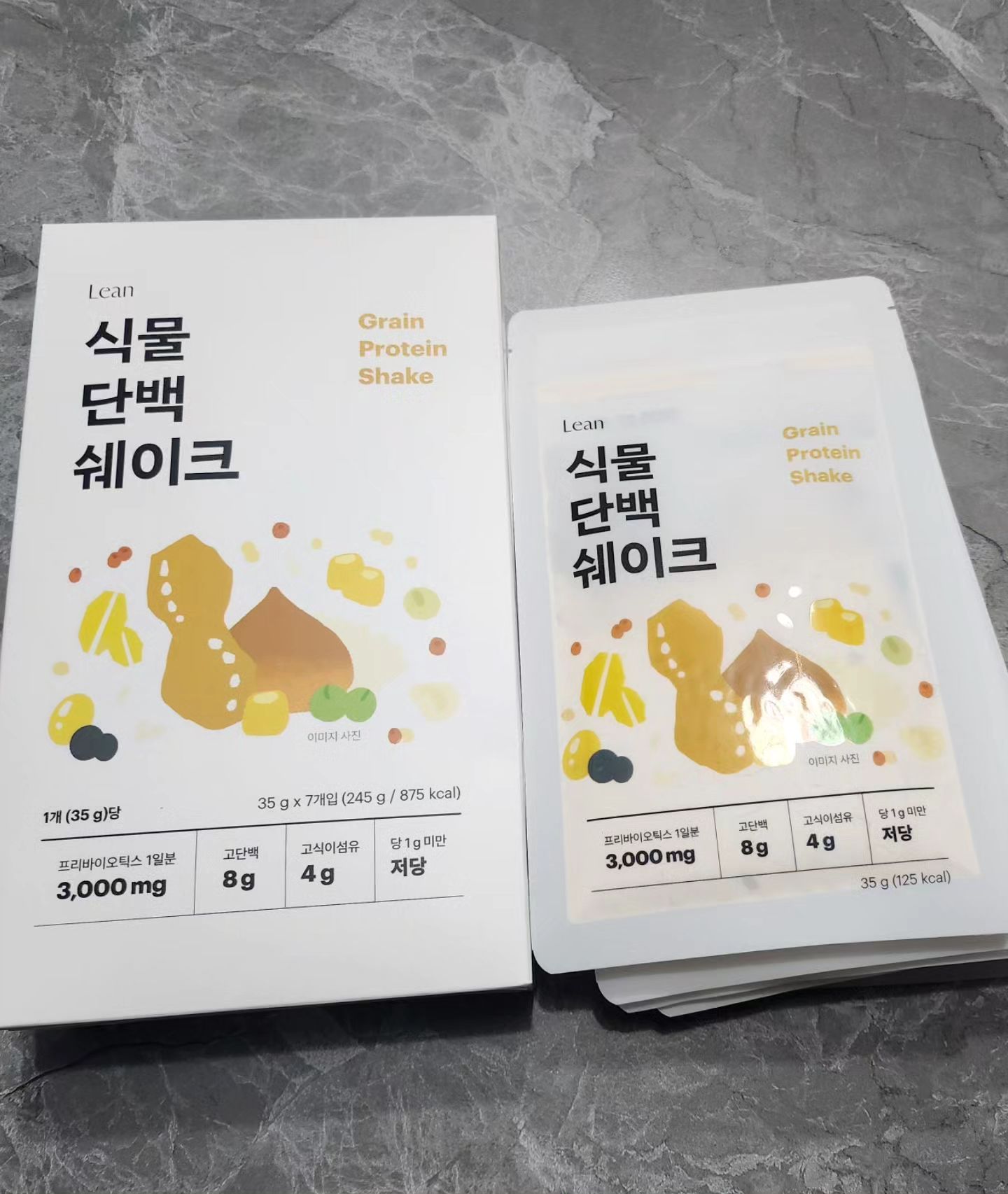 새해 다짐으로 빠질 수가 없는 다이어트..
공복에 선식에 영양제까지 먹으면 좀 부담스러웠는데
린 식물단백쉐이크는 우유를 못먿는 저는 물에 타도 잘 섞이고
프로바이오틱스, 고단백, 고식이섬유에 당은 1g미만으로 저당이어서
먹기도 편하고 먹고나서도 속이 편하네요 :)

파우치에 물 넣고 잘 닫아서 흔들기만 해주면 뚝딱!
공복으로 출근해서 속이 허전하고 머리가 띵할때 사무실에서 먹기 좋아요. 
날씨가 선선해서 실온보관하는데 벌써 다먹고 두개 남았네요😅

게다가 곡류, 선식 제품은 원산지가 중요한데 옥수수, 밤, 마 등 곡류가 대부분 국산이에요🤗 그래서인지 괜히 맛이 더 고소한 것 같은 느낌..

가볍게 먹고싶을때는 물에 타서, 
좀 든든하게 먹고싶을때는 아몬드브리즈 넣어서 드시는거 추천해요👍

#광고 #협찬 #체험단 #린다이어트 leandiet_official
#다이어트간식#다이어트선식
#다이어트쉐이크#다이어트식단
#식물단백쉐이크#식단쉐
#선식다이어트선식
#다이어트음식#다이어트식품#다이어트음료