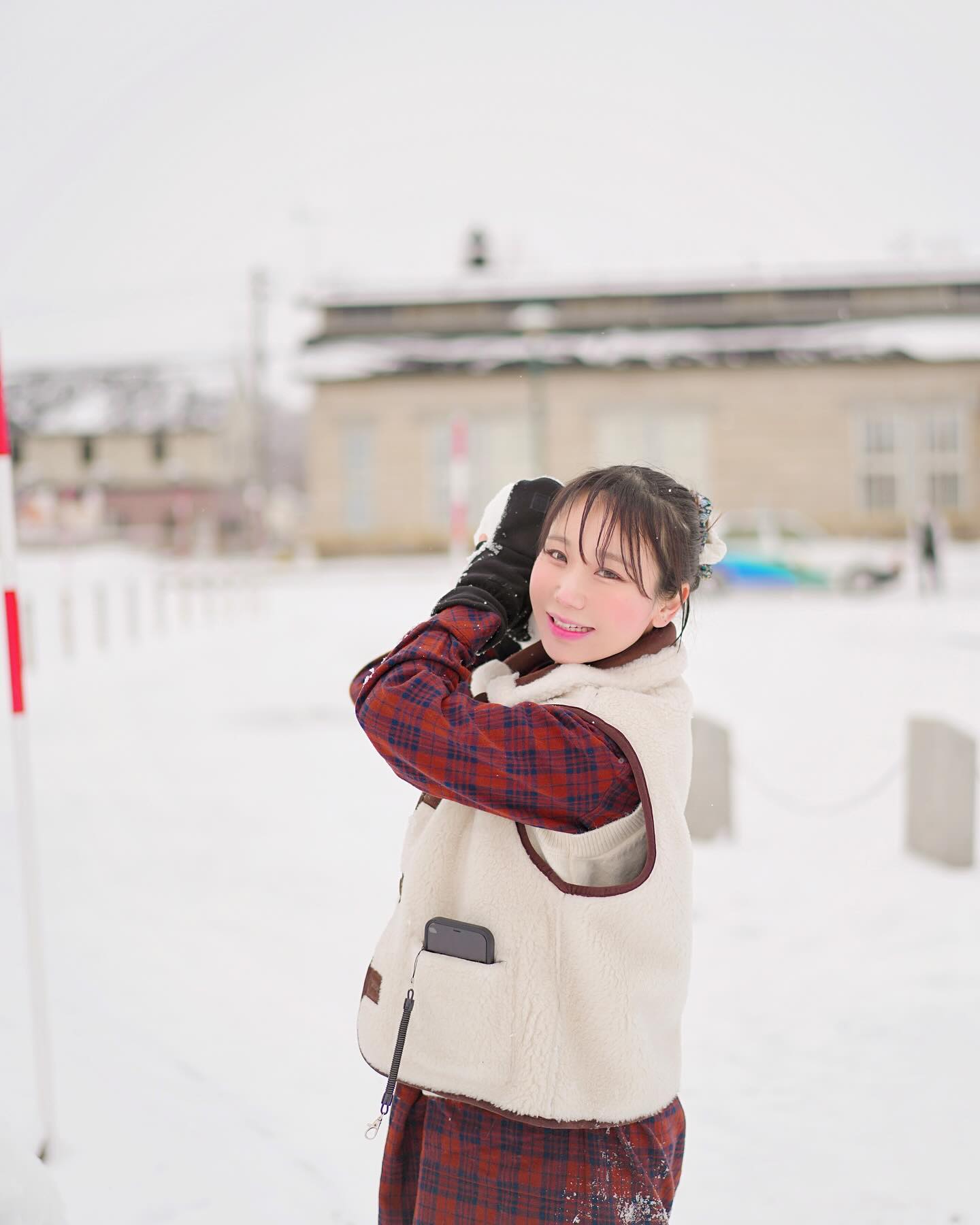 겨울나라 #훗카이도 여행이 특별했던 이유⛄️

사람들이 많이 오는 비에이의 유명한 나무 명소들은 실제로 보니
더욱 신비한 분위기가 낭낭했다
#세븐스타나무 와 홀로 있는 #크리스마스트리 는 
실제로 보면 엄청나게 거대하다
그의 느낌들은 고요하면서도 영롱하게...
깊음이 or 기품이 느껴지면서도 편안하고 사랑스럽게 빛난다 
모든것을 포용해줄 것 같은 비에이가 좋았다 ❄⛄️

🤎여행 내내 따뜻하게 입었던 조끼! 
정말 따뜻했고 앞뒤 #양면으로착용이가능 해서 코디 하기도 편했다
코트를 입든 패딩을 입던 여행 내내 안에 항상 착용하고 다녔던,
겨울환자 에게 너무나 좋았다  이쁜데 기능성 실용성까지 갖춘  till.idie_official #틸아이다이 #디자이너브랜드