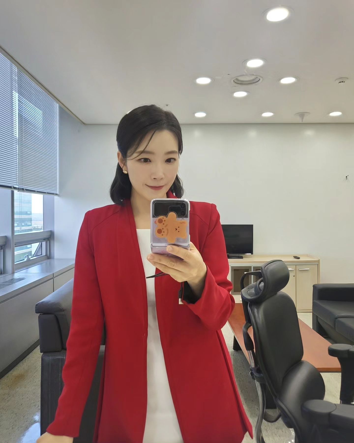 월요팅!!!! 하면서 팁 하나 드려야지 !!❤❤❤
 방송하거나  준비 하는 분들 ! 특히 아나운서 지망생들!!
.
 가르치는 지망생이 카메라 테스트 할 정도가 되면 요 귀걸이 선물해주는데요!! 🤍
깔끔하게 붙어서 얼굴 빛 살게 해주거든요!🤍🤍
진주는 자칫 나이들어보여서 🚫 톤 잘봐야해요!
.

 오스트리아 크리스탈로 제작된 귀걸이인데!
화이트는👉👉 데일리론 너무 좋고 행사나 야외촬영엔 딱인데 너무 반짝여서 가끔 카메라 감독님이 빼거나 바꿔달라고 할때도 있어요! 진심 너무 반짝여서🙈🙈! 
.

그래서 지망생 친구들에겐👉 베이지톤을 선물해요! 
 이제 카테 출동할 준비생이 있어 구입하면서 팁 올려봅니다 ㅎㅎ준비생들을 위한 유튜브를 한창 찍었는데🤣 가끔 팁이라도 올릴게요😅🤣 
.
.
#협찬아님 #내돈내산 moire_crystal 
 #아나운서 #추천템 #착한 #크리스탈 #맛집 #무아르 #방송