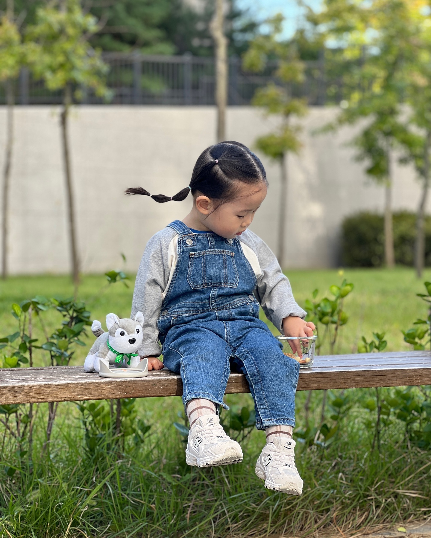 #24개월아기 #놀이터에먹으러가는애

👧🏻 “엄마 다 놀았어요~ 견과류 주세요”

미끄럼틀 한 번 타고.. 벤치에 앉아 견과류 먹고
시소 한 번 타고.. 또 앉아서 우유 마시고😂

간식 먹는 재미로 놀이터 가는 하리
날씨가 너무너무 좋아서 몸이 무거워도 즐거웡
🍂🍁🪵🐿️🌾
